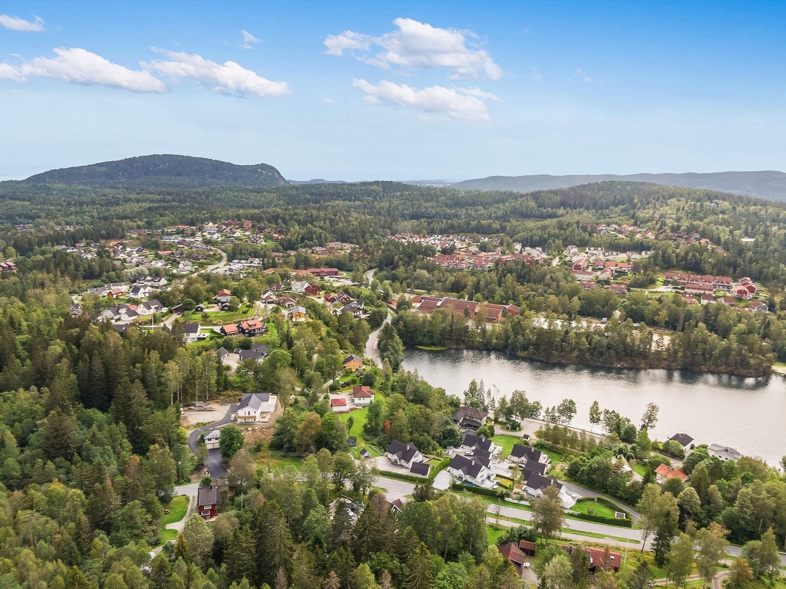Fra boligen er det optimal tilgang til marka med sti og skiløype kun noen hundre meter fra døren, og Vardåsen med flere skogsvann, et utall skogstier samt fine muligheter for bading, fiske, ski og skøyter. Galleribilde