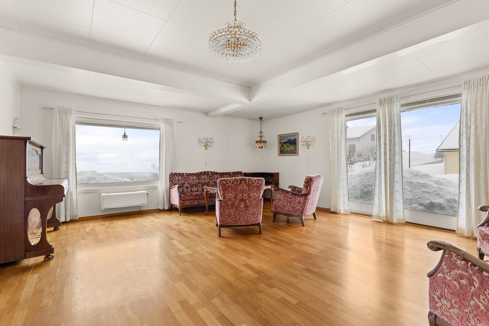 Stuen har store vindusflater som slipper inn rikelig med naturlig lys. Galleribilde