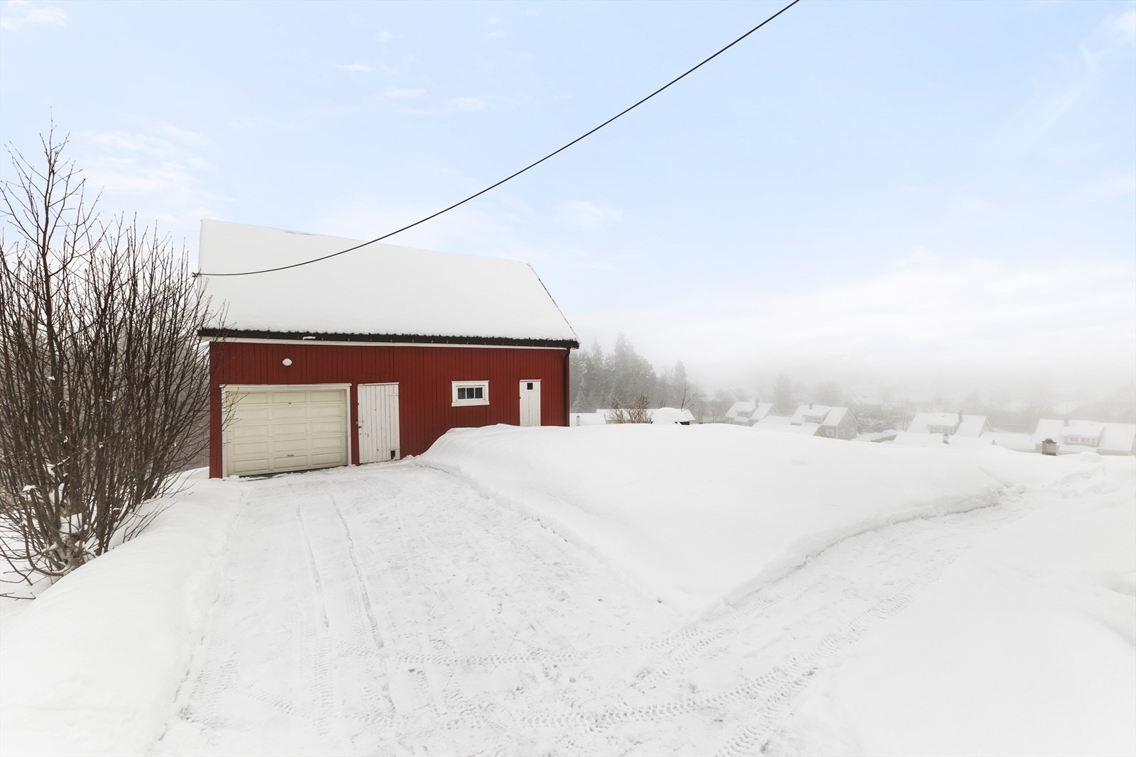 Uthuset inneholder garasje og boder, samt loft. Galleribilde