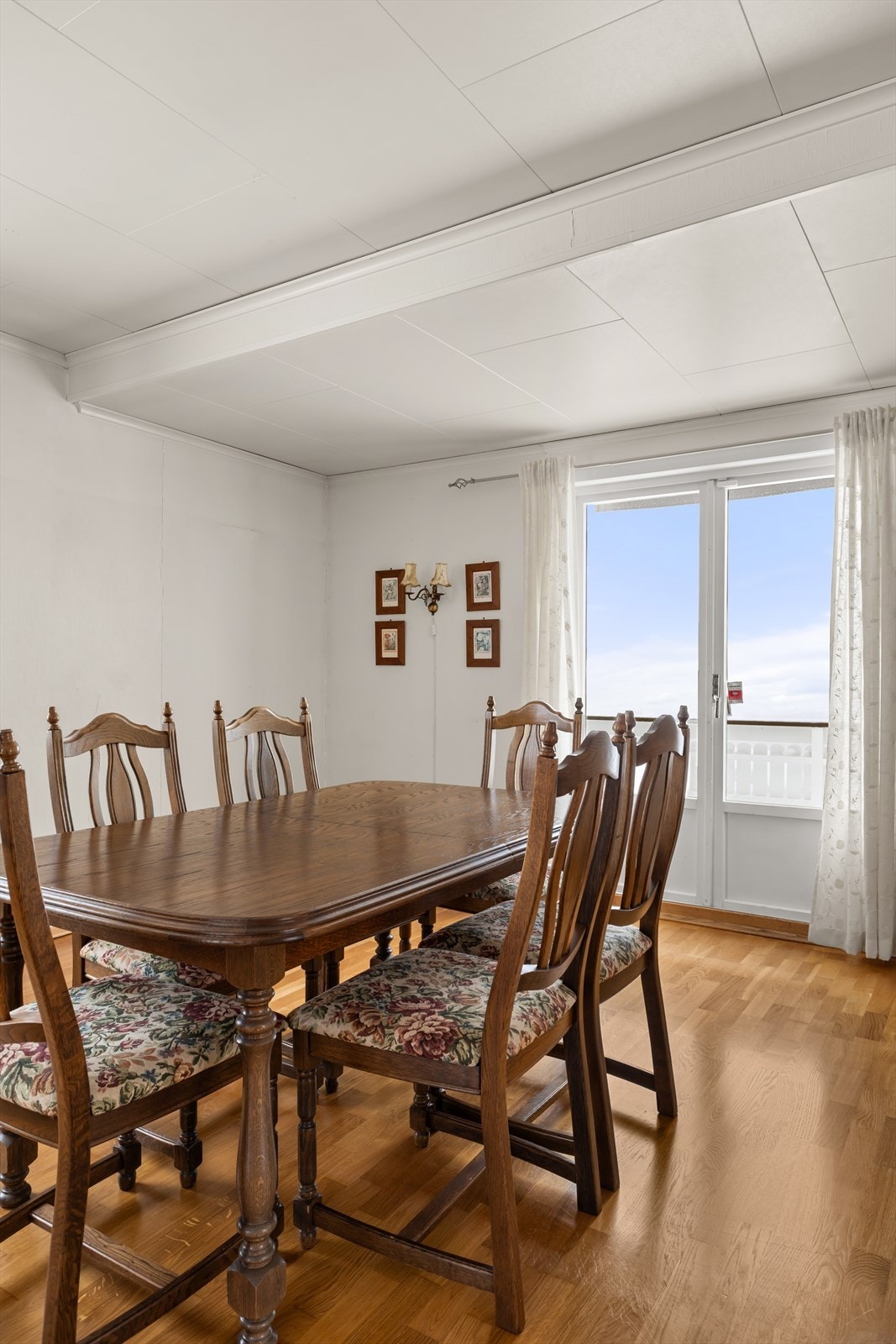 Herfra er det utgang til terrasse via doble glassdører. Galleribilde