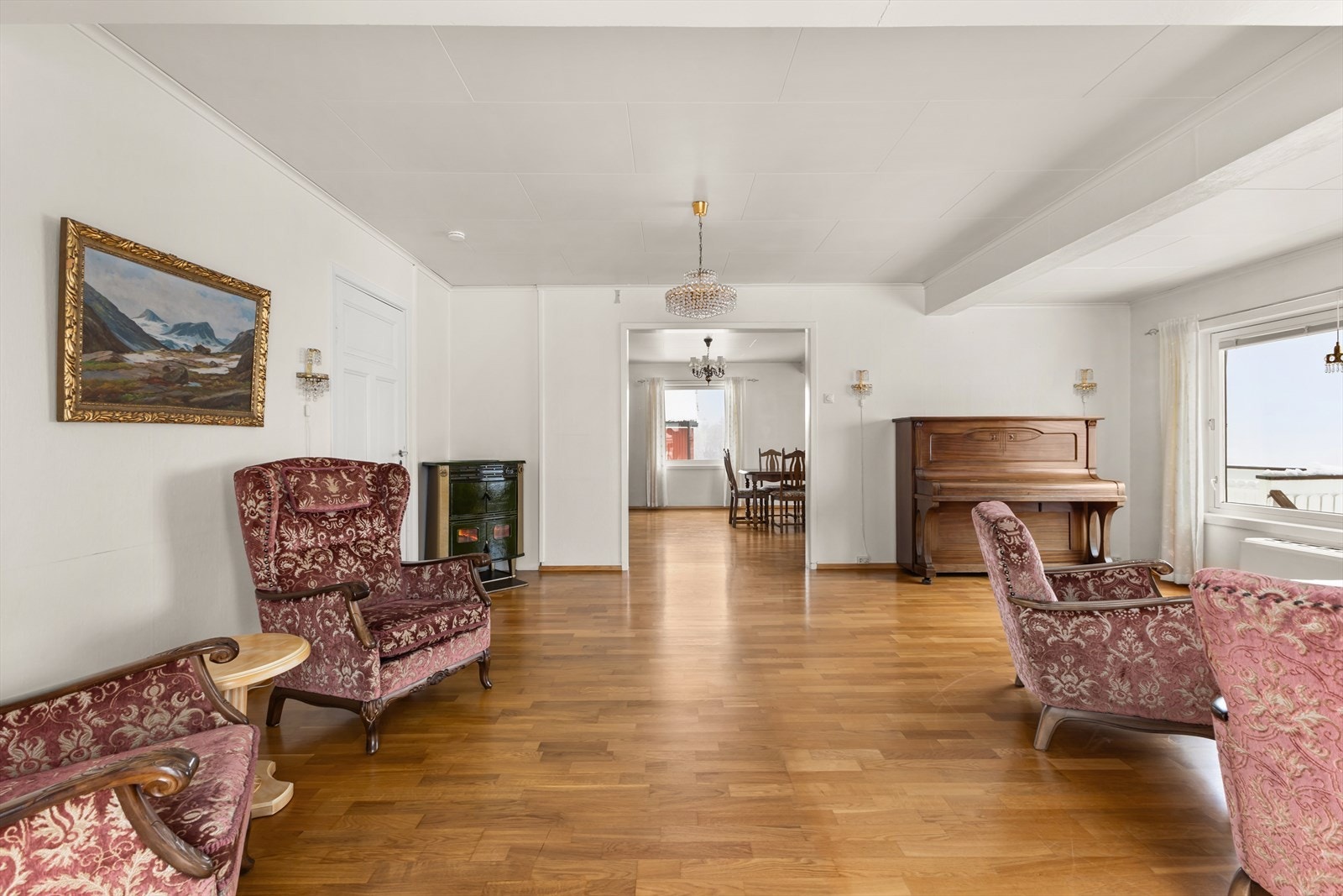 Det er installert varmepumpe, og det er lukket peisovn i hjørnet av rommet. Galleribilde