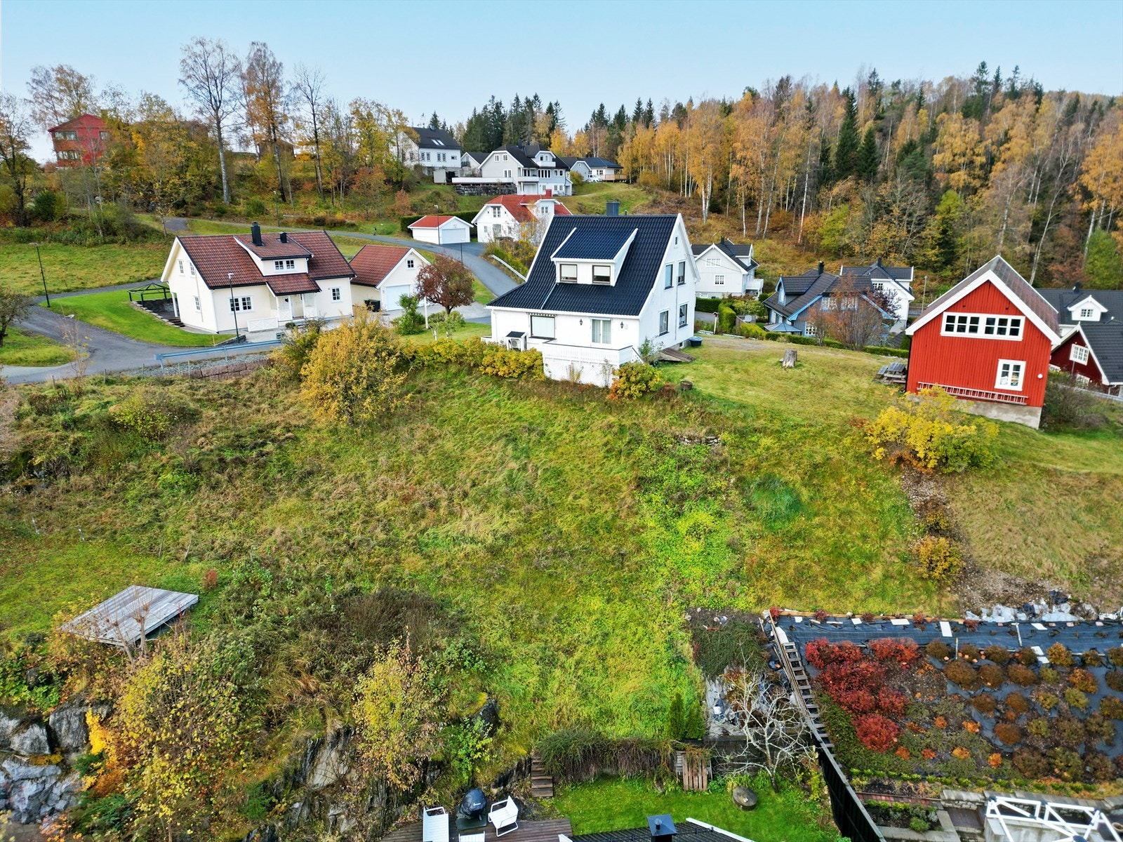 Eiendom bestående av to bygg, en enebolig og et uthus med garasje. Galleribilde