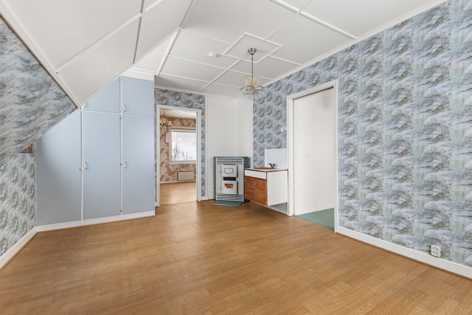 Dette rommet har installert servant og lukket peisovn. Galleribilde