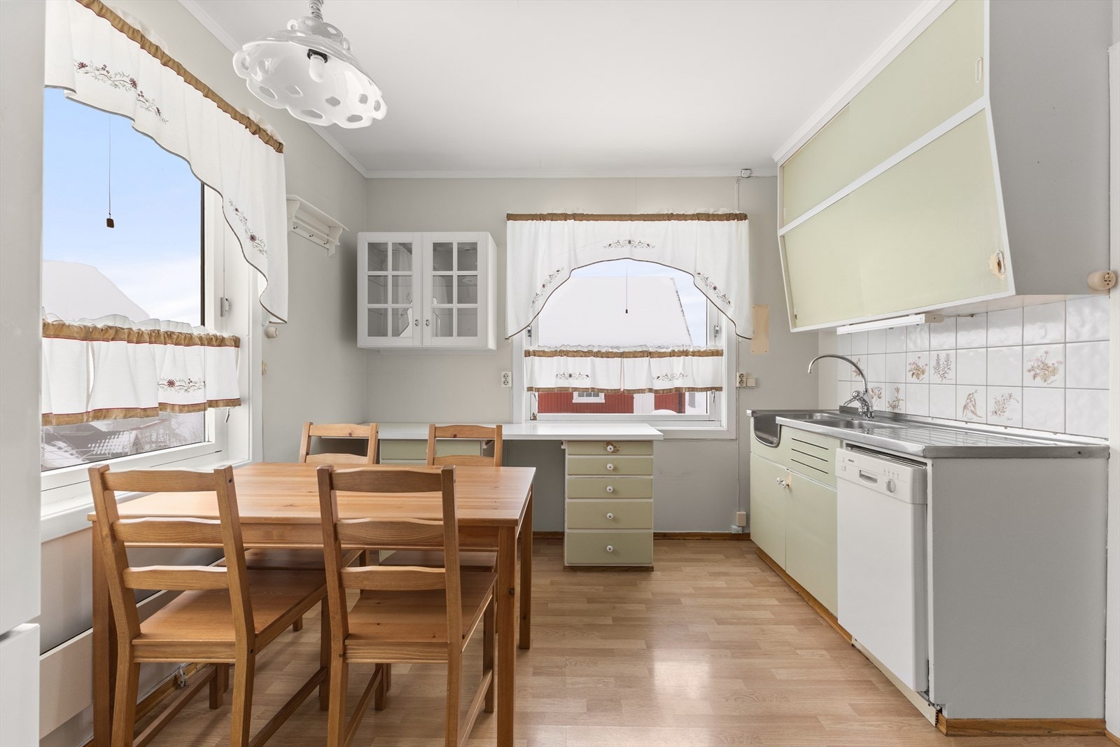 Eldre innredning med malte fronter. Galleribilde