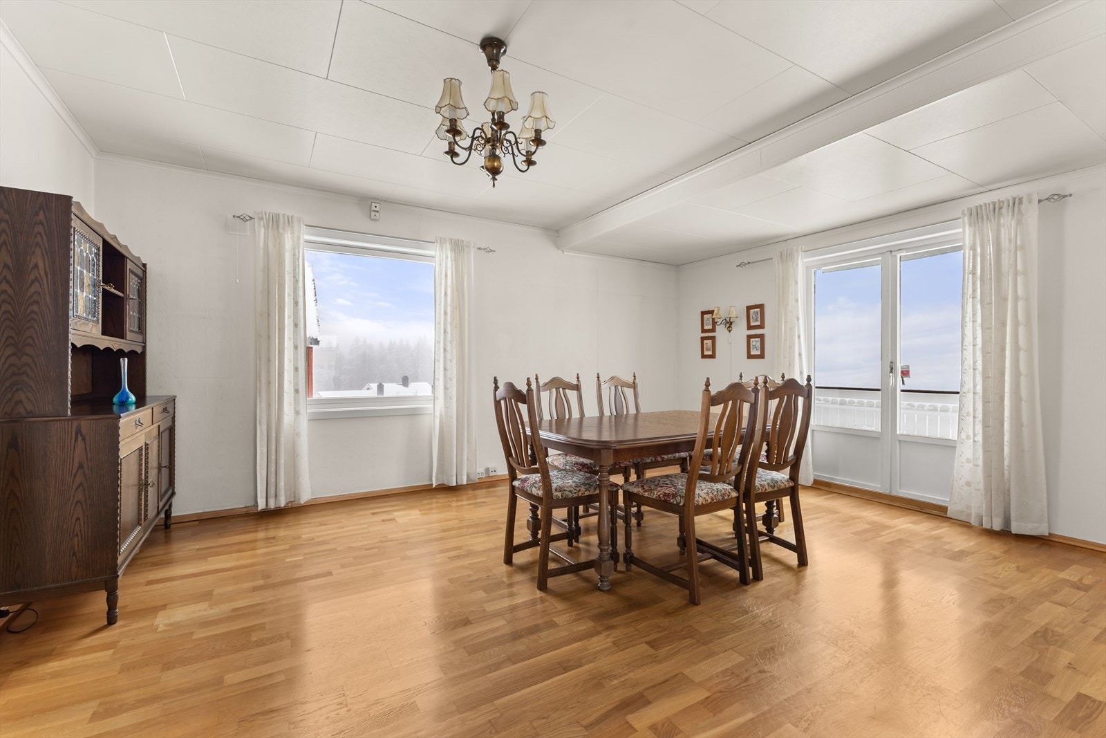 Spisestuen har god plass til spisebord. Galleribilde