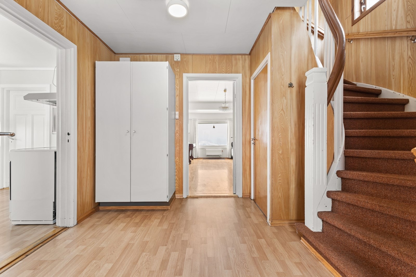 Romslig entré med garderobeskap og videre adkomst til 2. etasje og kjeller, samt stue og kjøkken. Galleribilde