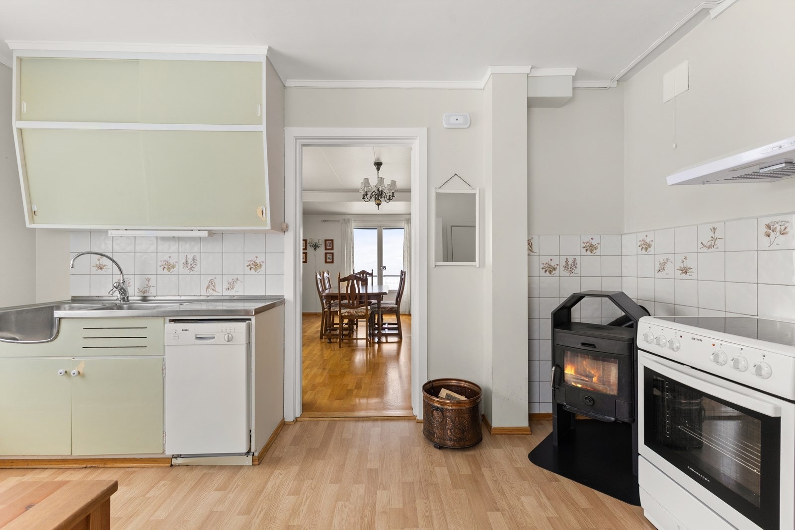 Lukket peisovn i hjørnet. Galleribilde