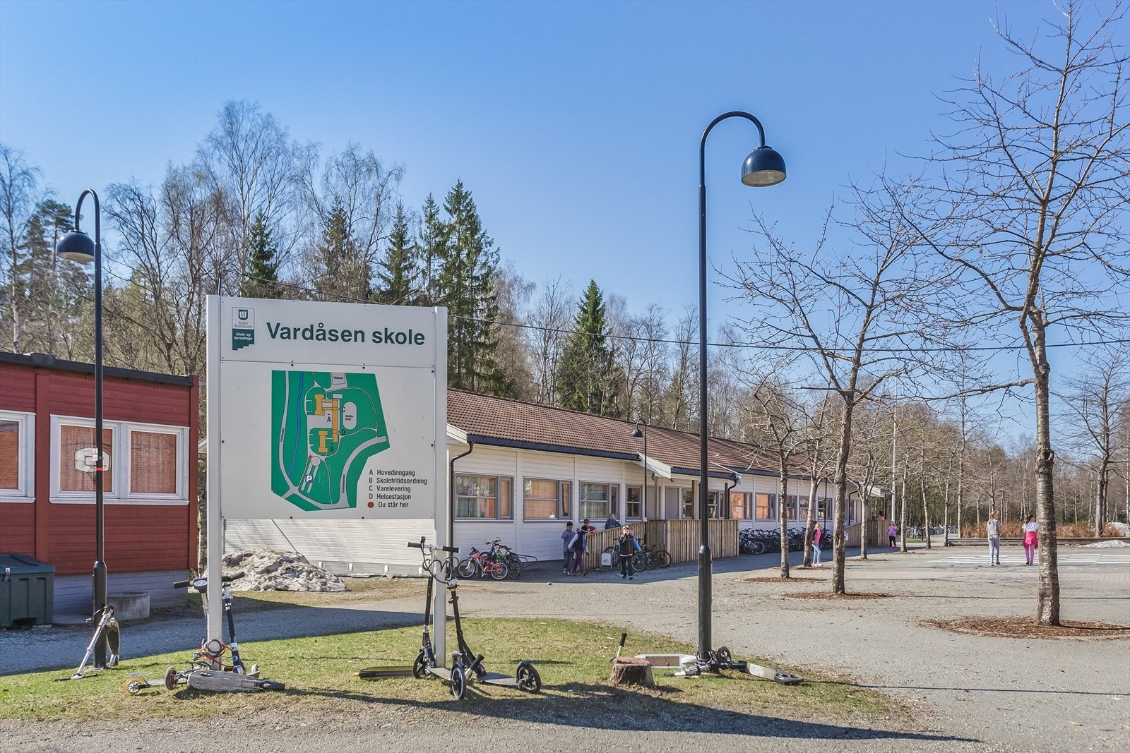 Kort skolevei til Vardåsen barneskole på bare noen få hundre meter. Galleribilde