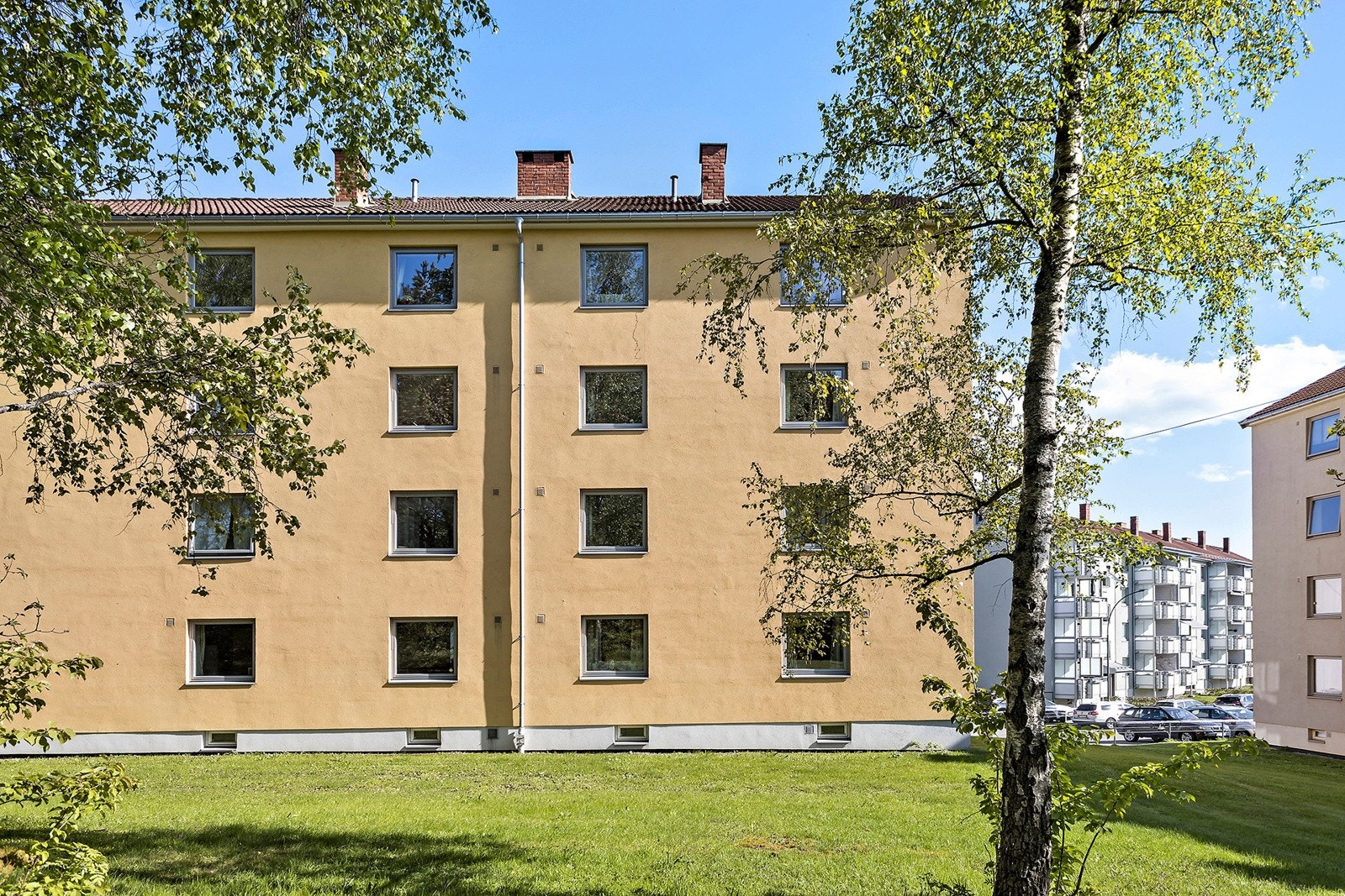 Borettslagstomten er meget pent opparbeidet med store grøntområder pent beplantet med trær og prydbusker. Galleribilde