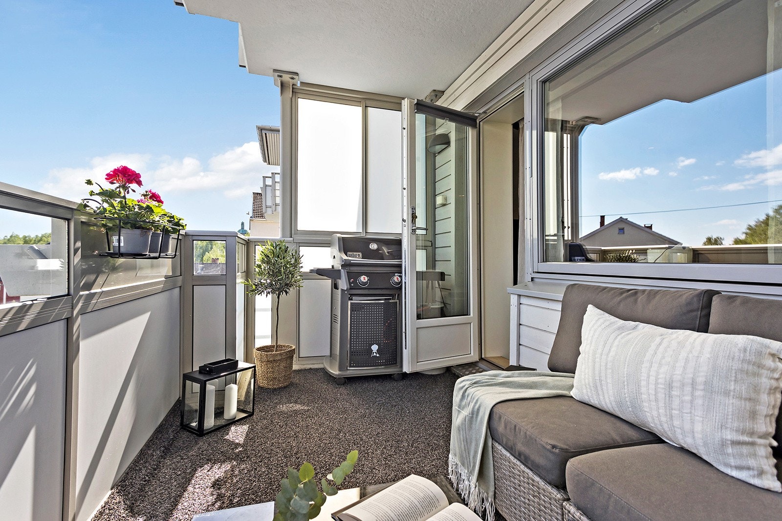 Syd-sydøstvendt balkong på 7,4m² med balkongteppe, belysning og strømuttak. Galleribilde