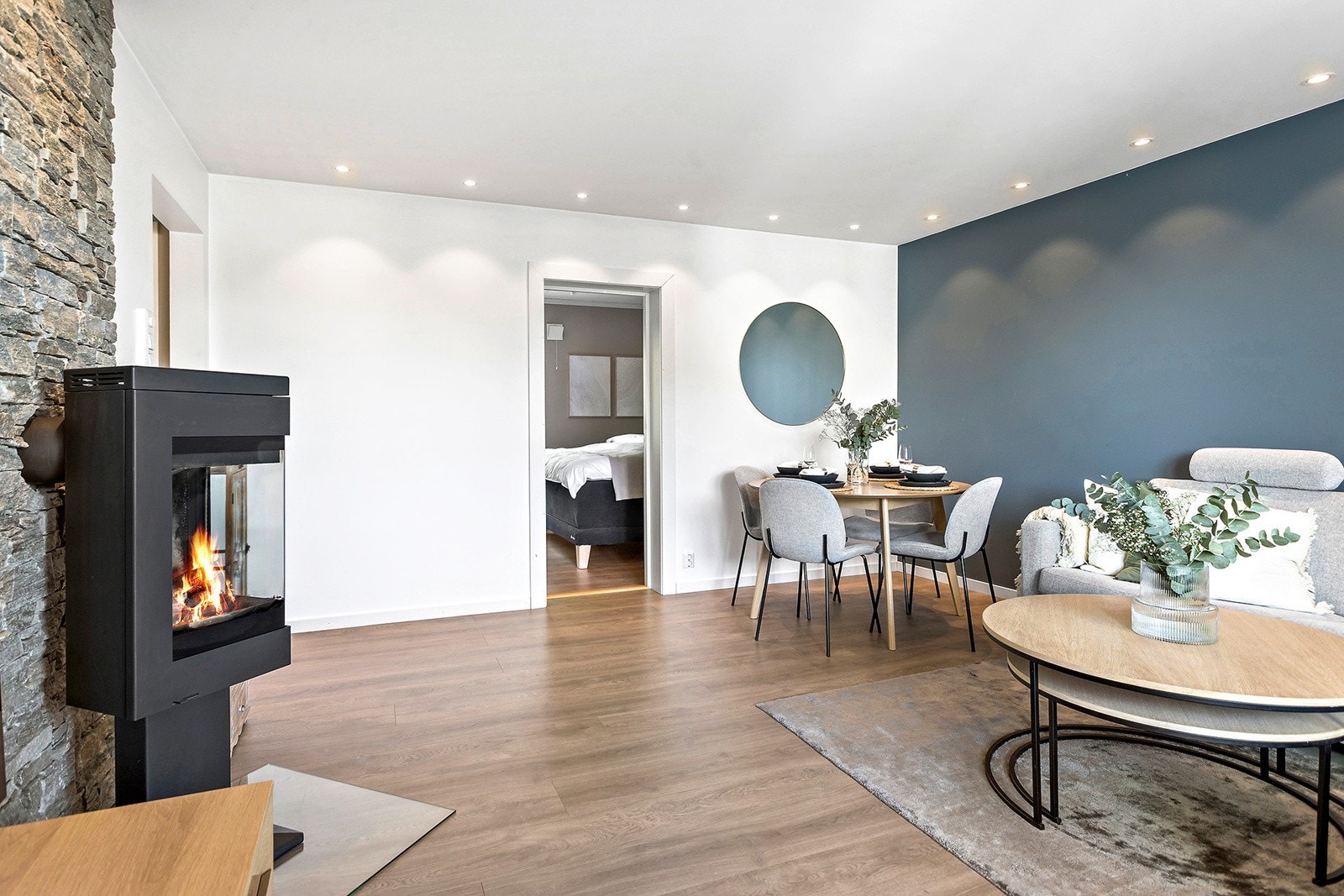 Utstrakt bruk av downlights i entré, stue, kjøkken og bad/wc. Galleribilde