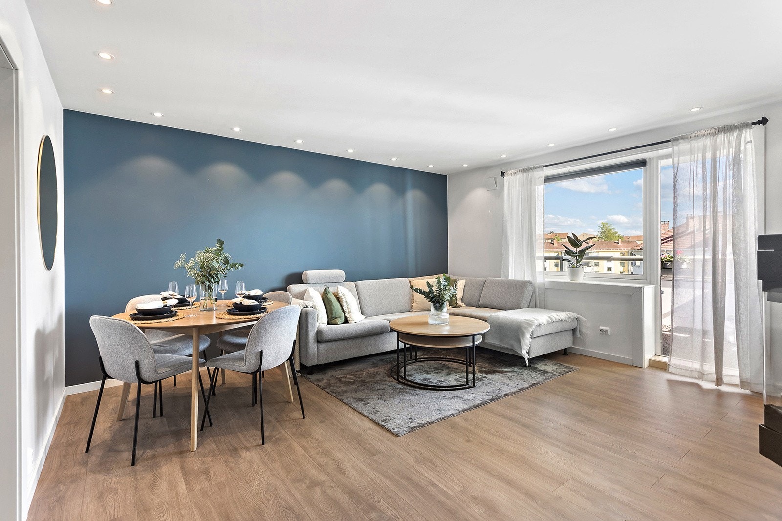 Romslig og lys stue med flere innredningsmuligheter. Galleribilde