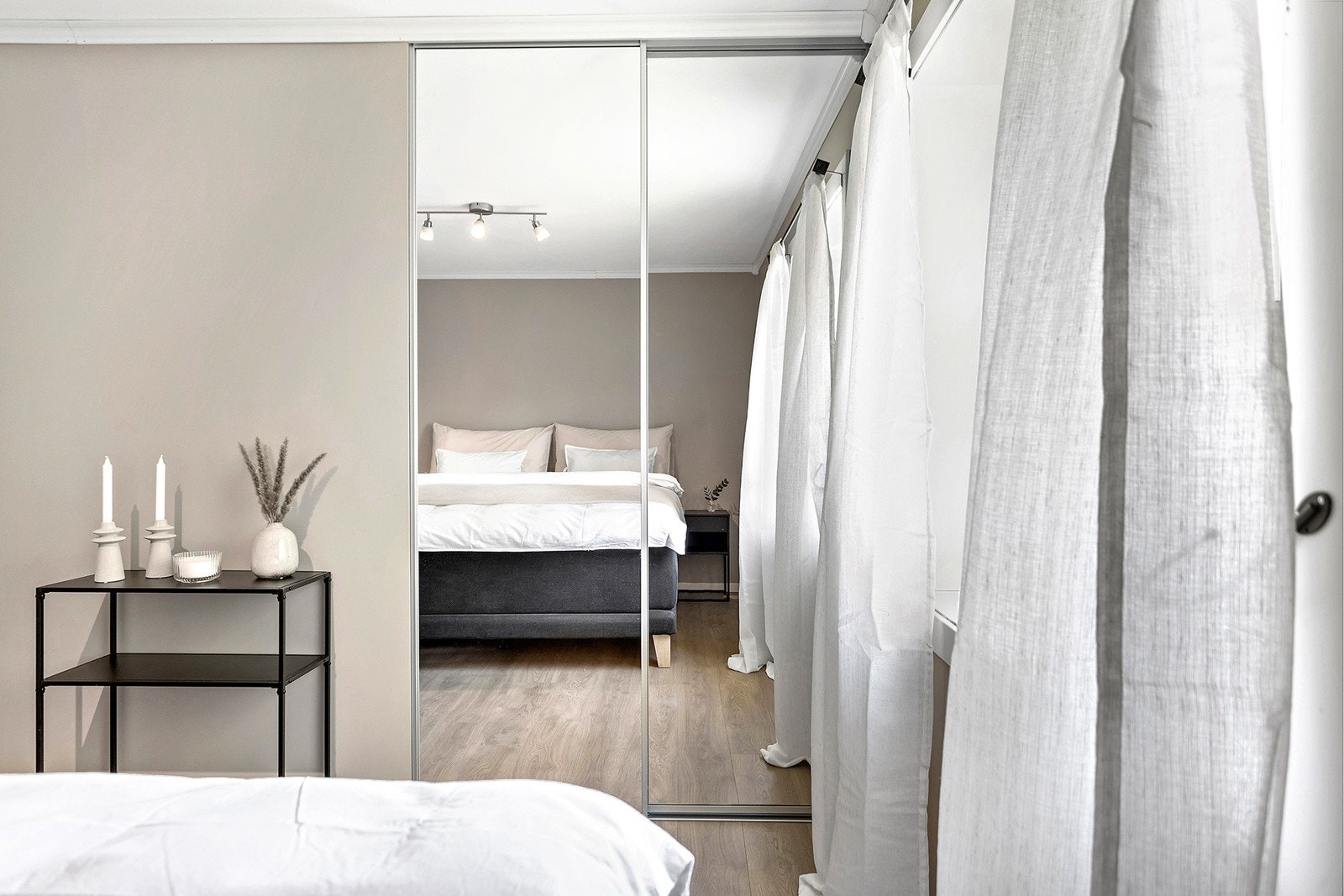 Speil skyvedørsgarderobe på hovedsoverom. Galleribilde