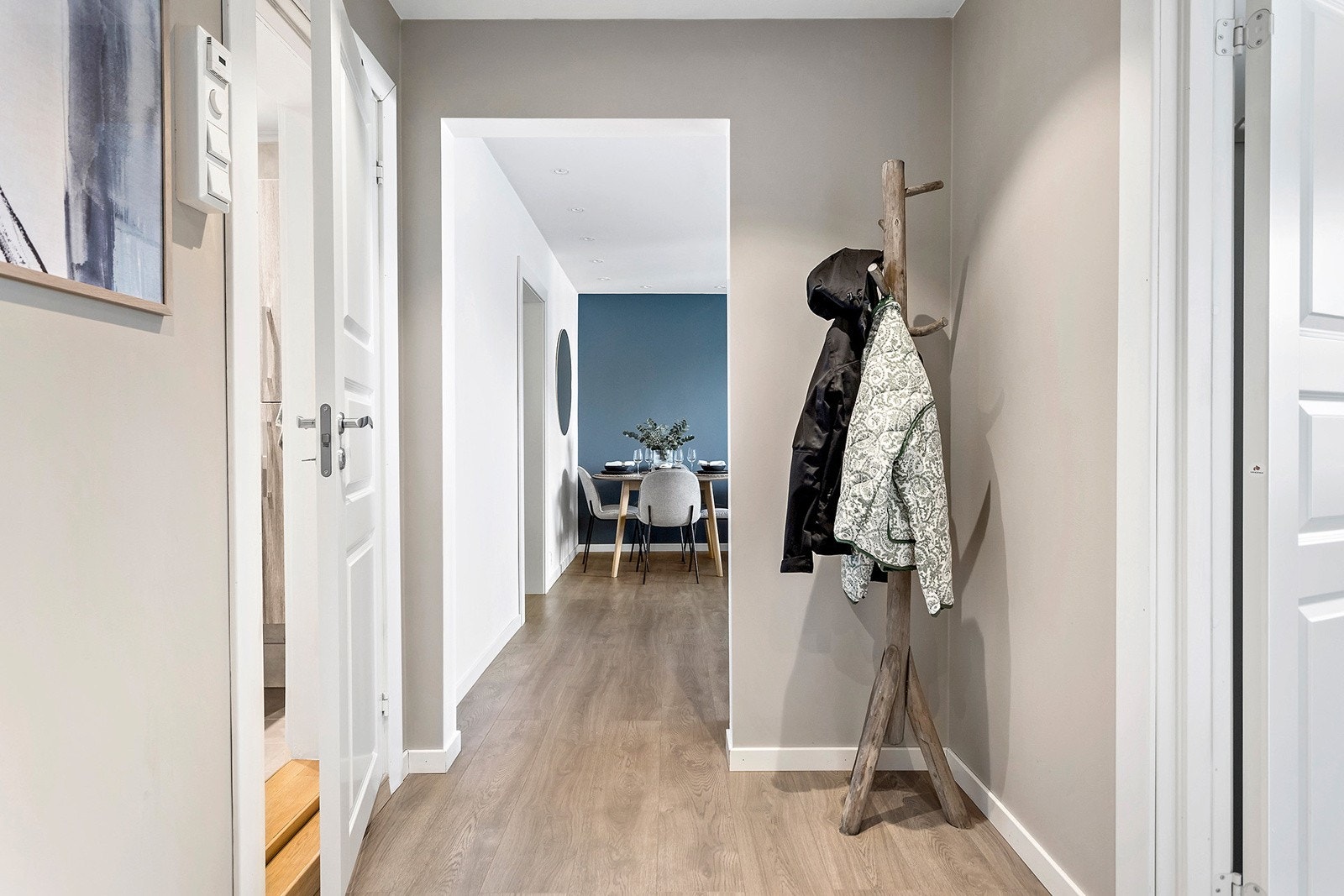 Lys og innbydende entré med plass til yttertøy og sko. Galleribilde