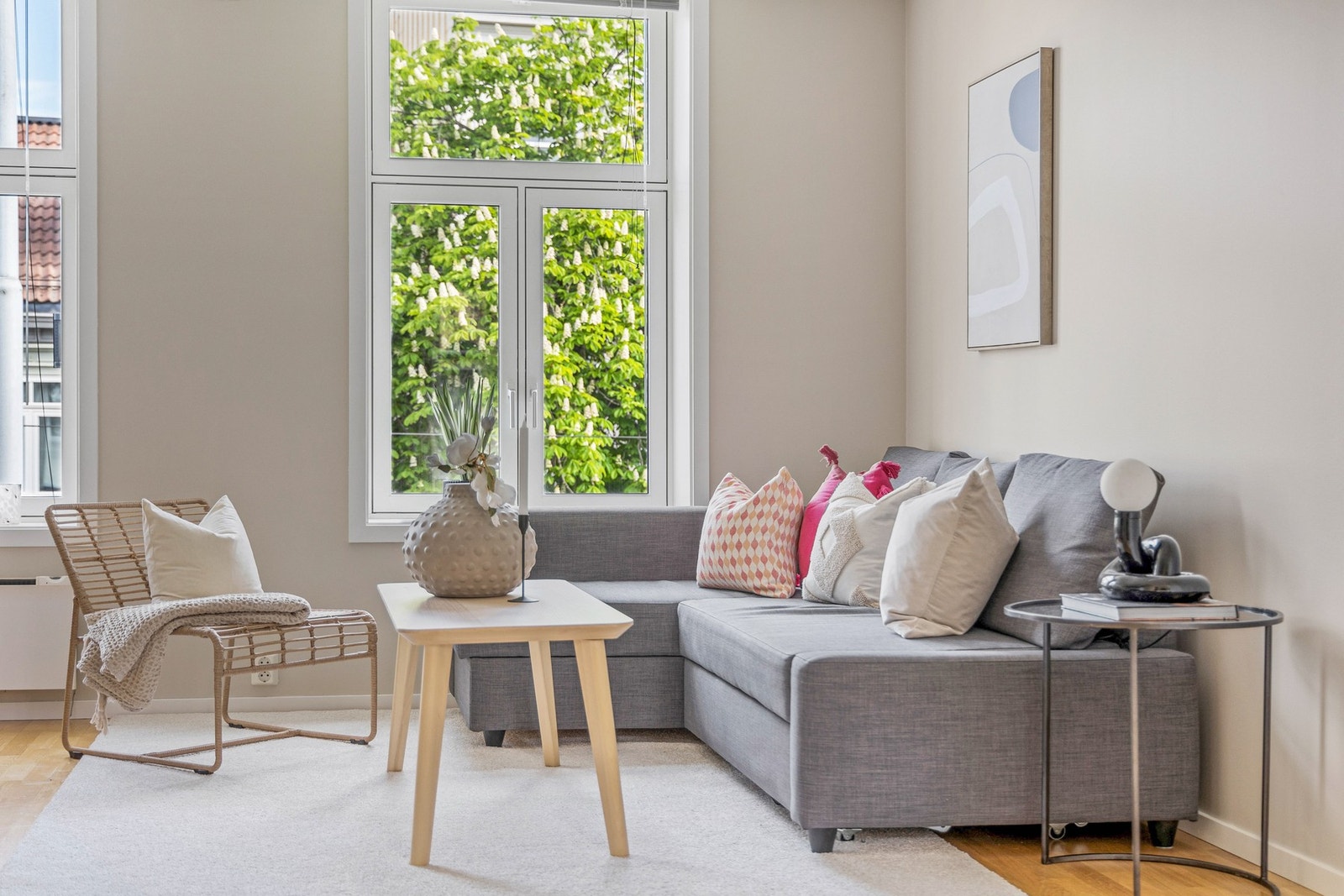 Flere store vindusflater som gir optimale lysforhold. Galleribilde