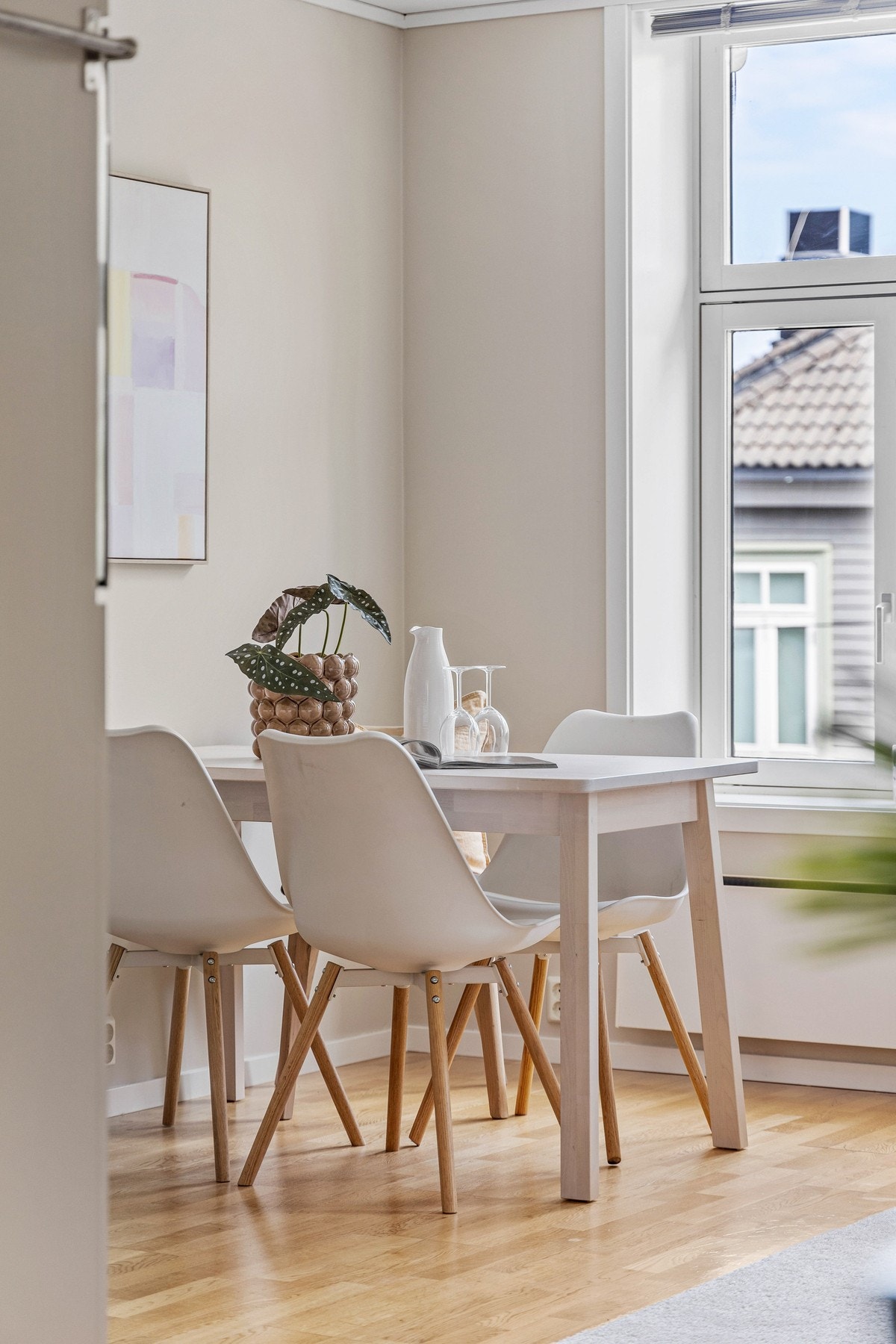 Leiligheten er på 40 kvadratmeter og har store oppholdsrom som er lett å innrede Galleribilde