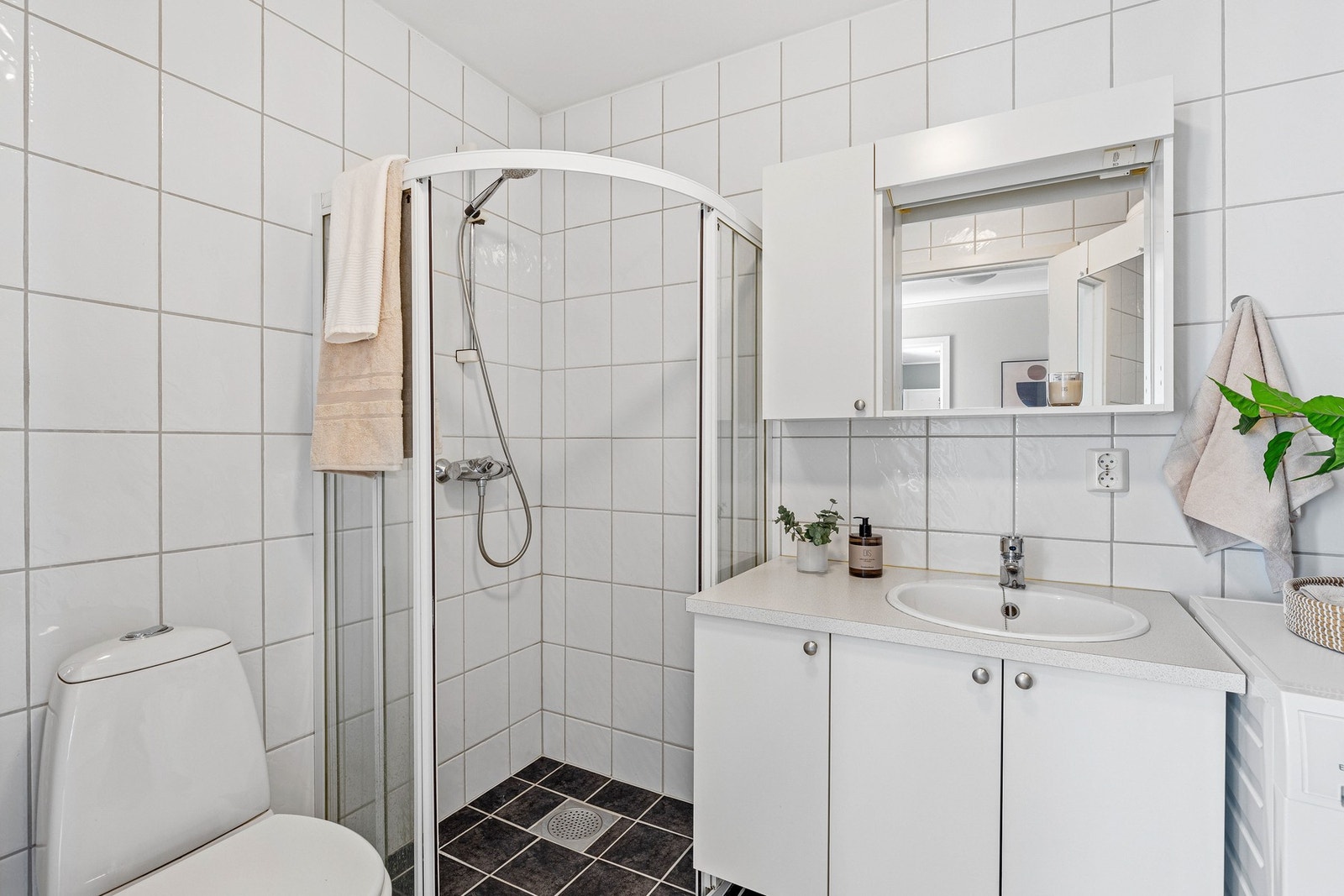 Pent flislagt bad med opplegg for vaskemaskin. Galleribilde