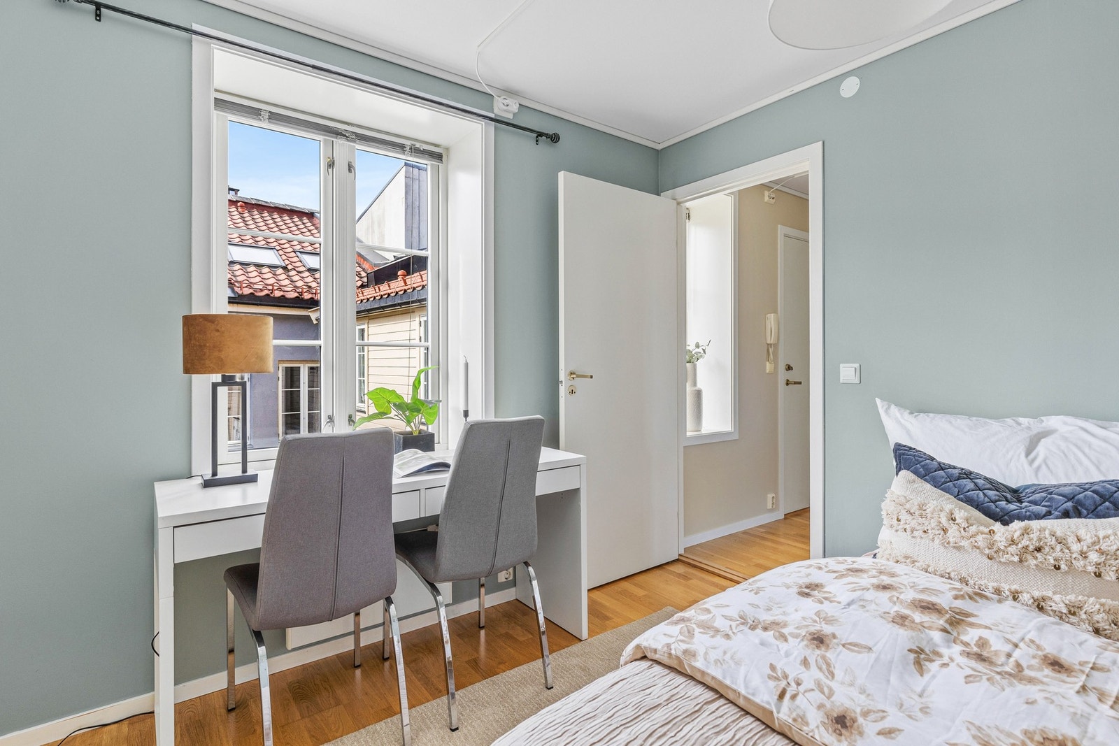 Praktisk plass til skrivepult. Perfekt leilighet for studenter og pendlere! Galleribilde