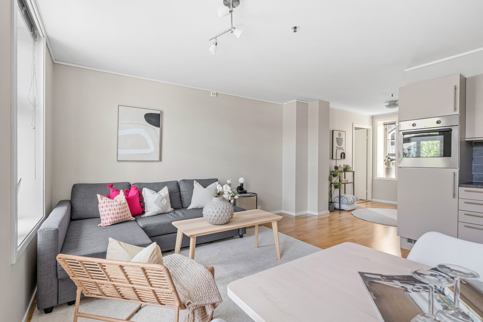 Leiligheten har en åpen stue- /og kjøkkenløsning som skaper flere soner til rommet. Galleribilde