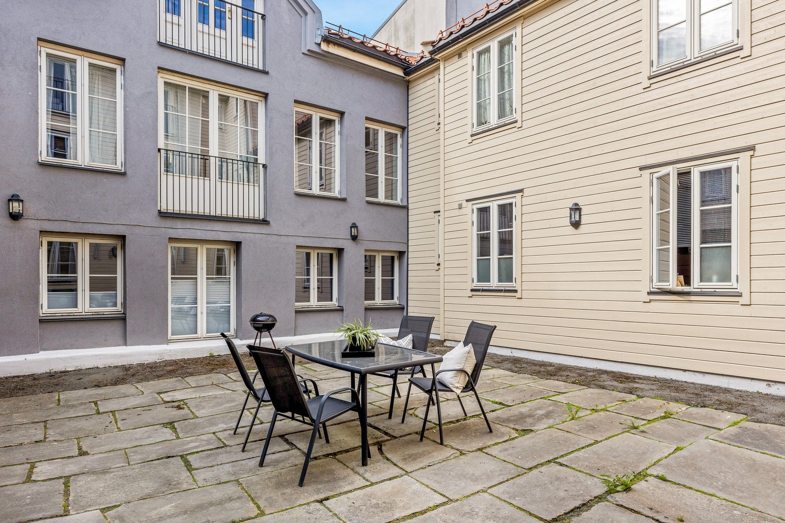 Borettslaget har en pent vedlikeholdt bakgård. Galleribilde