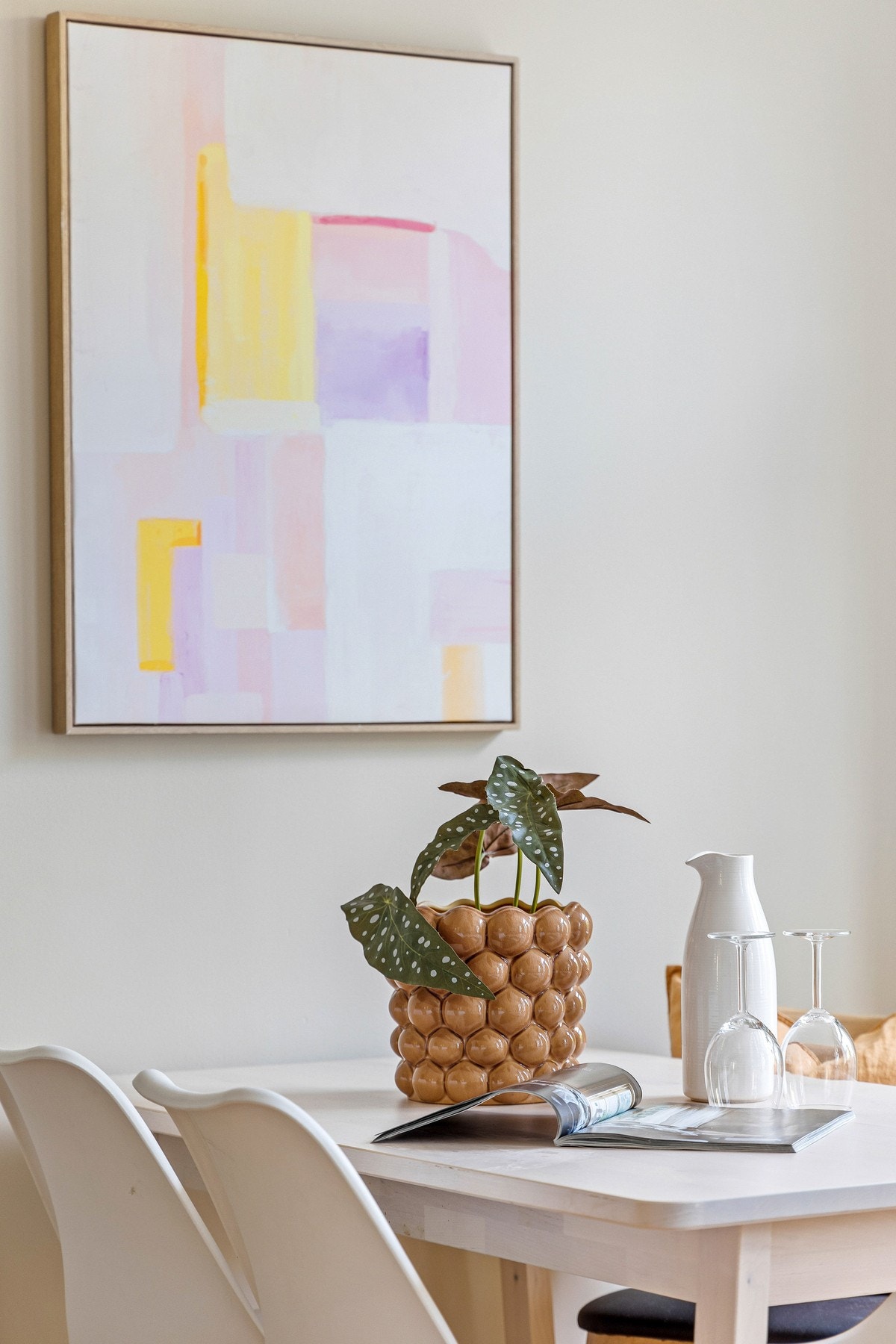 Det er parkett på gulv og veggene har malte flater. Galleribilde