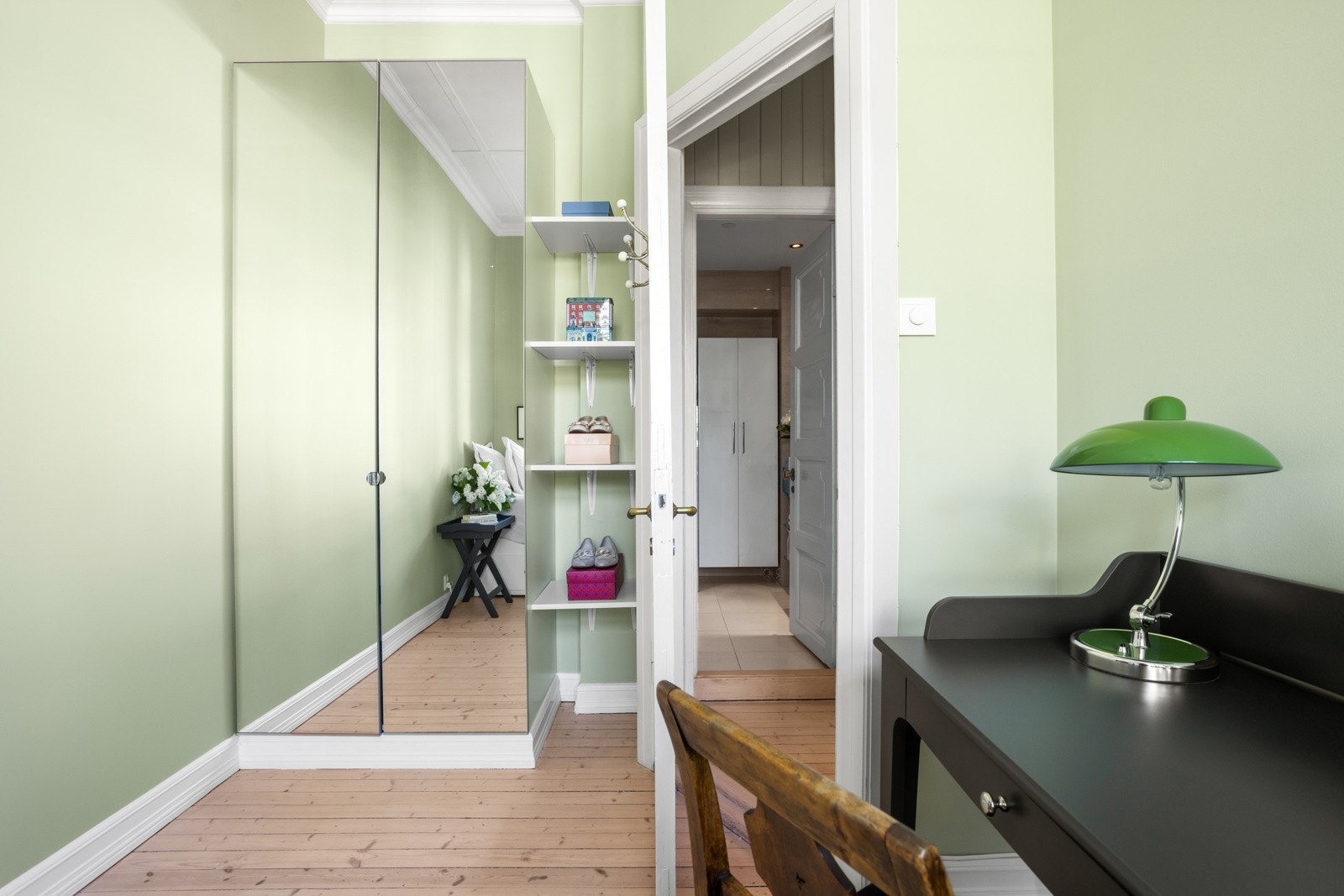 God plass til seng, skrivepult og lagring i garderobeskap Galleribilde