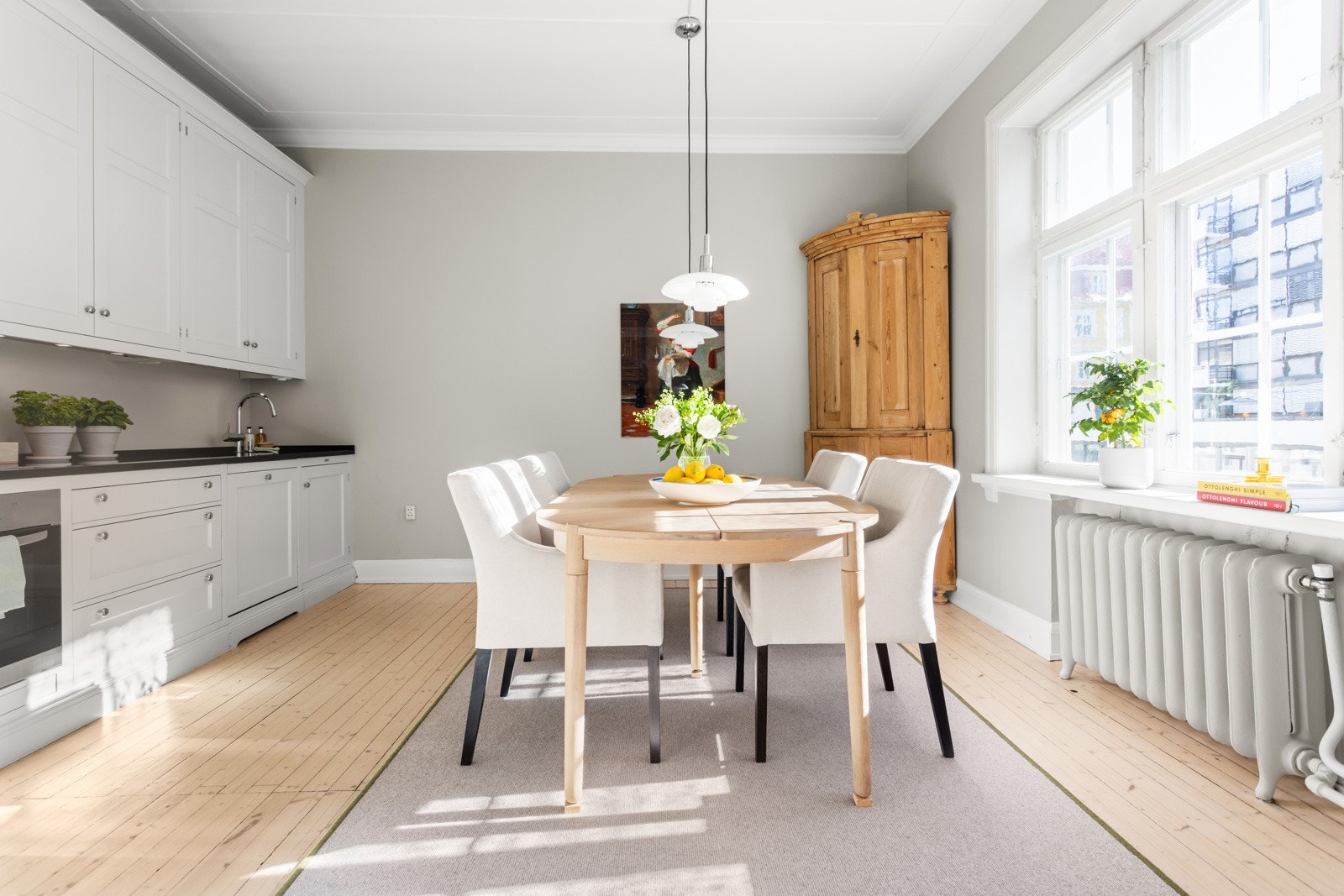 Hyggelig kjøkken med plass til stort spisebord. God takhøyde og pene detaljer i himlingen Galleribilde