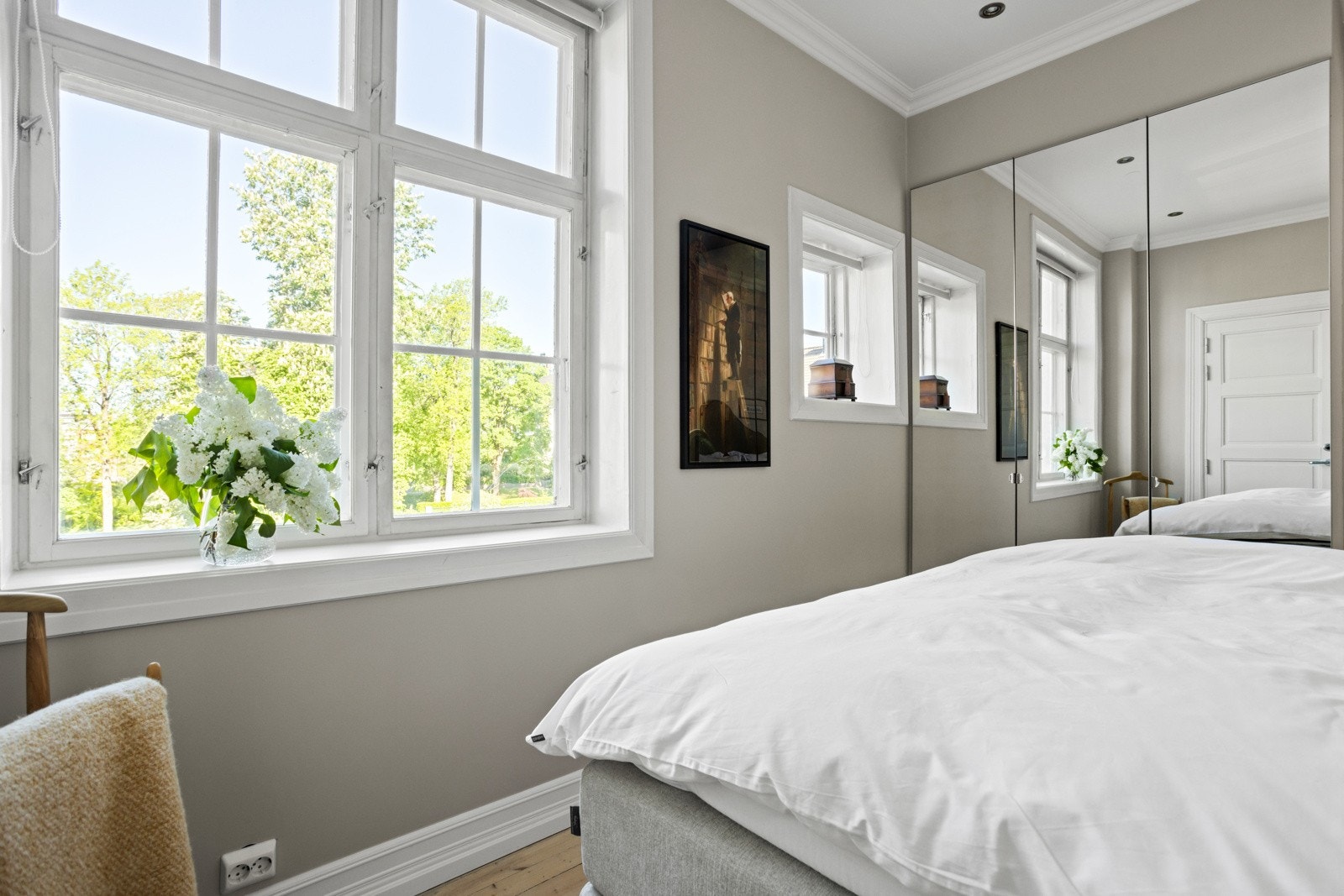 Stort plassbygget garderobeskap med god lagringsplass Galleribilde