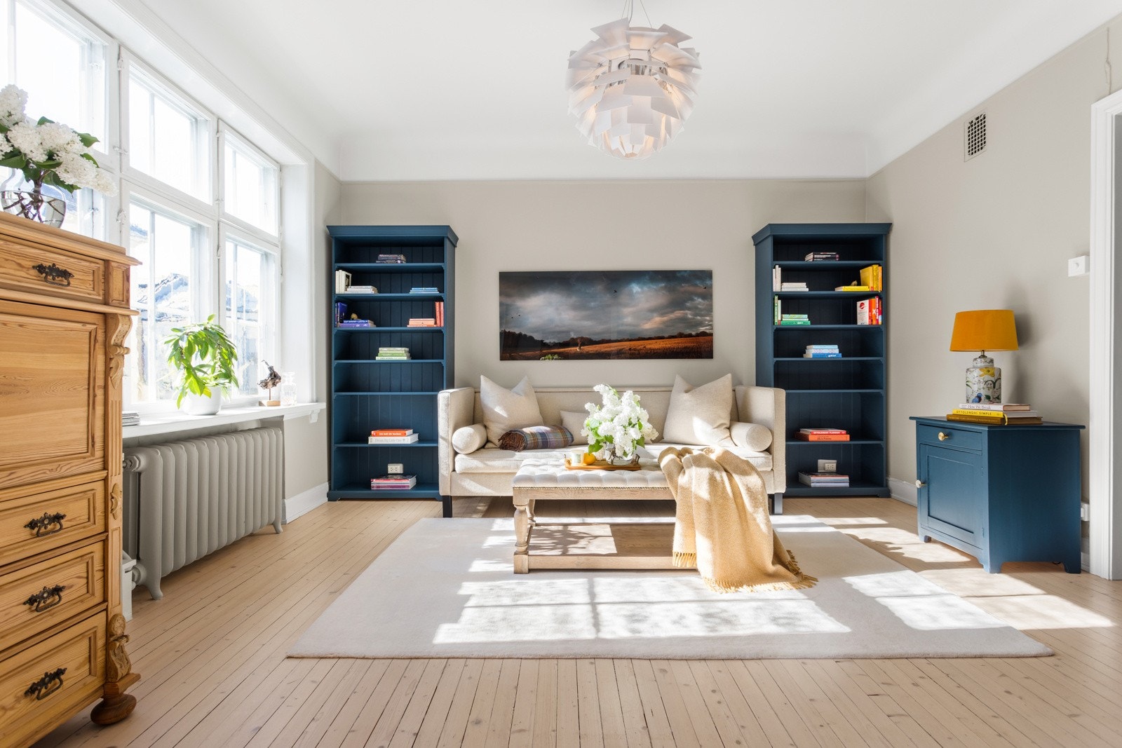 Stor og luftig stue med god plass til sofagruppe og tilhørende møblement Galleribilde