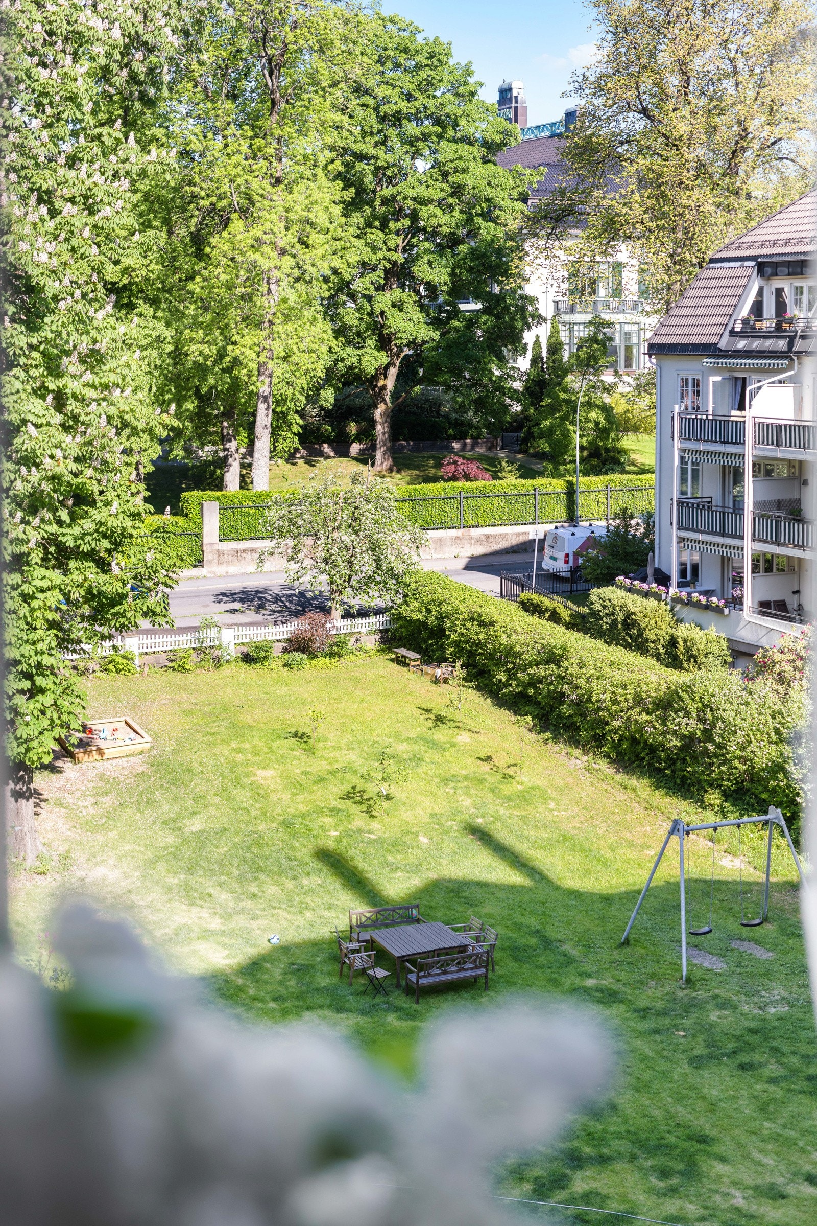 Fantastisk utsikt fra soverom mot hyggelig hage Galleribilde