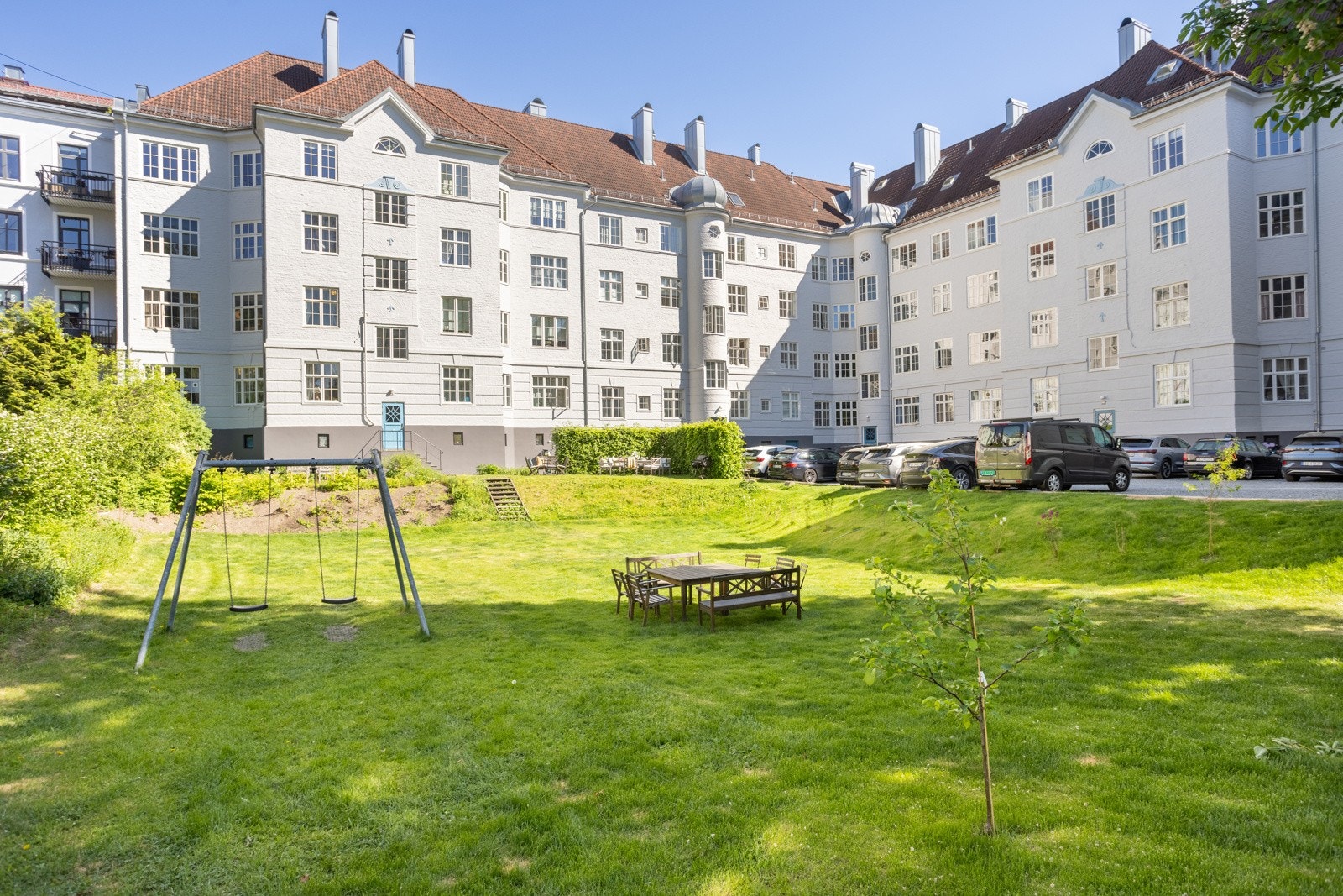 Sameiet har en stor, felles hage til bruk for beboerne. Det er også parkeringsplass i bakgården hvor det er førstemann-til-mølla prinsippet som gjelder Galleribilde