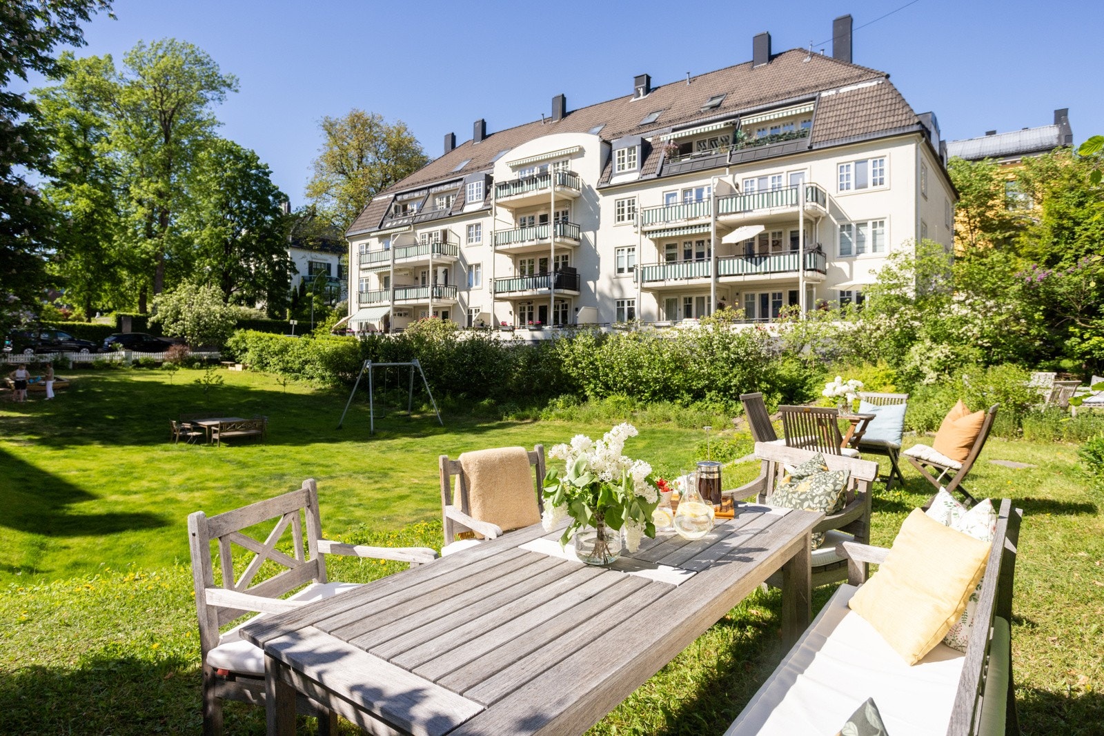 Flere hyggelige sittegrupper hvor man kan ha lange sommerkvelder med venner og familie Galleribilde