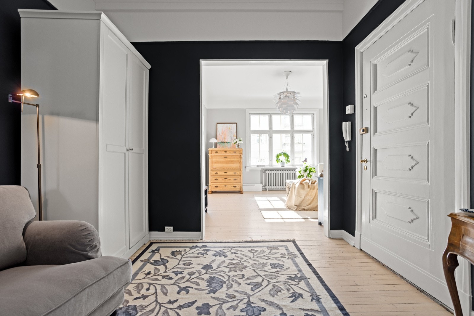 Stor og hyggelig hall som ønsker deg velkommen inn! Galleribilde