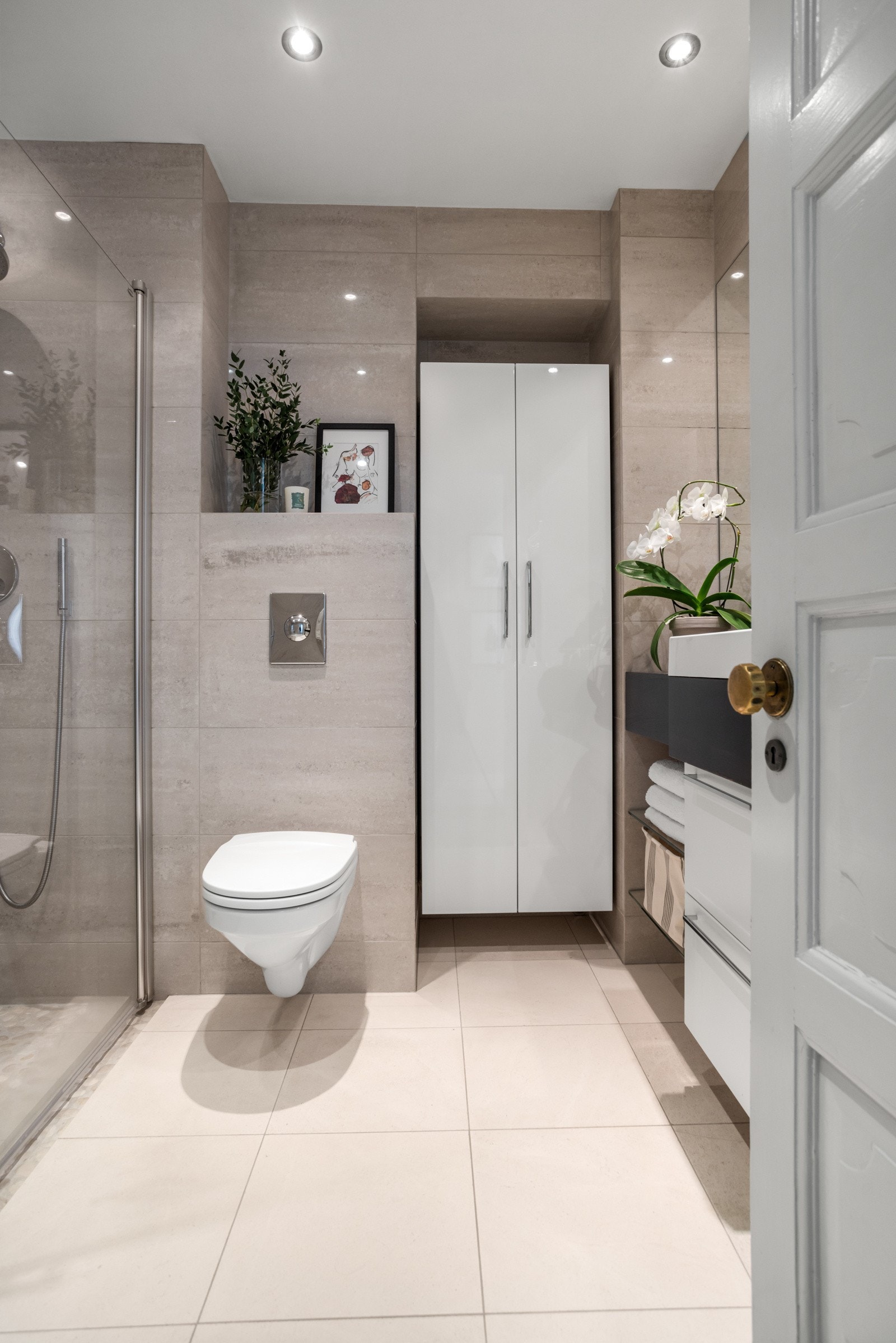 Meget delikat, flislagt bad med varmekabler i gulv Galleribilde