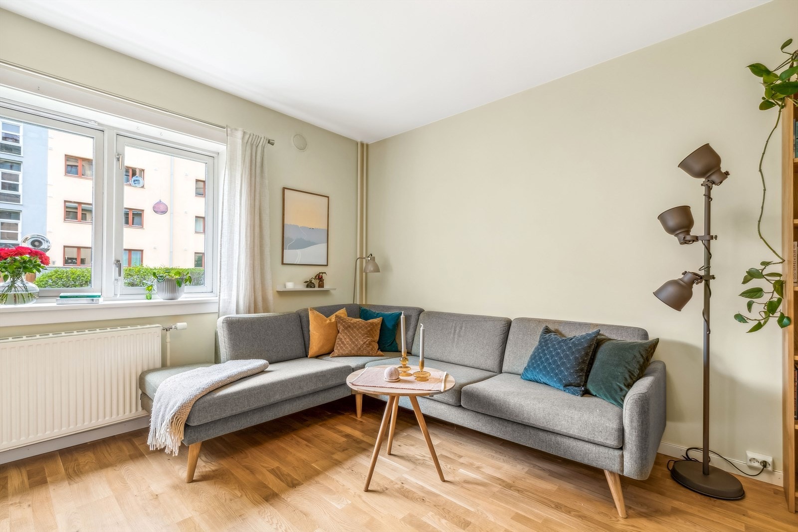 Stuen har plass til stor sofa Galleribilde