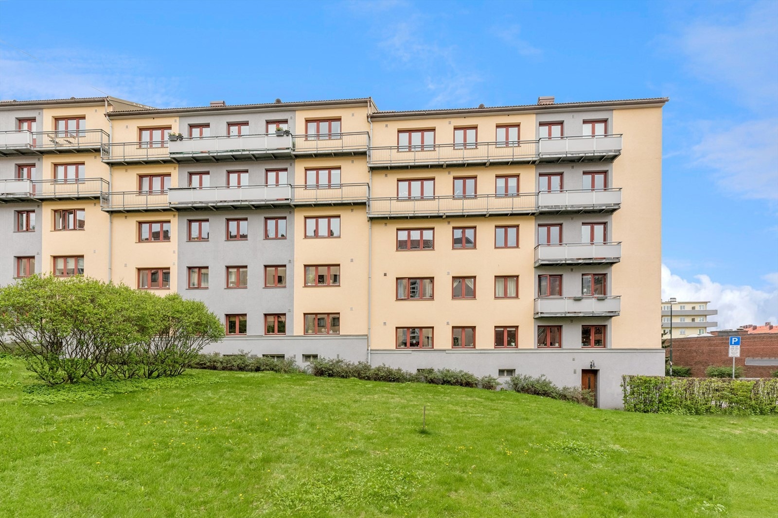Hyggelig grøntareal rett utenfor leiligheten. Gode parkeringsmuligheter i gate Galleribilde