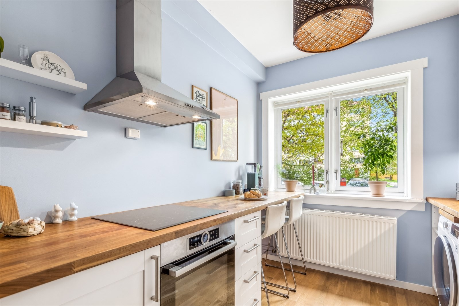 Hyggelig sitteplass hvor morgenkaffen kan nytes Galleribilde