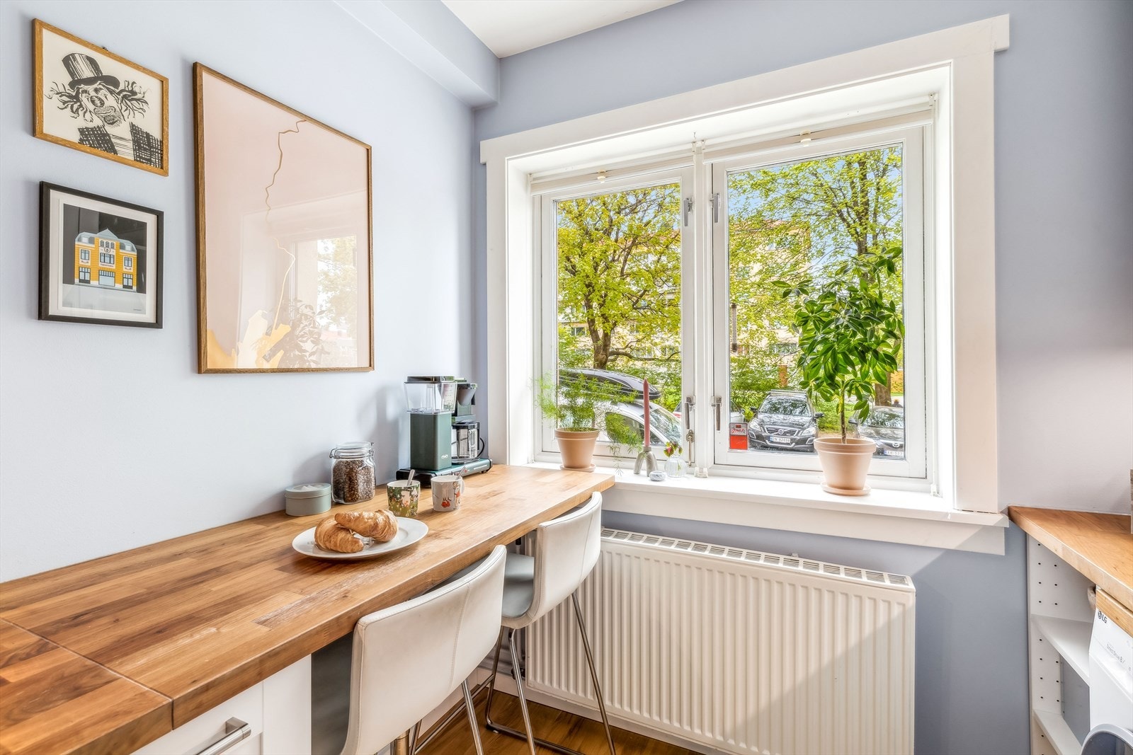 Hyggelig sitteplass hvor morgenkaffen kan nytes Galleribilde