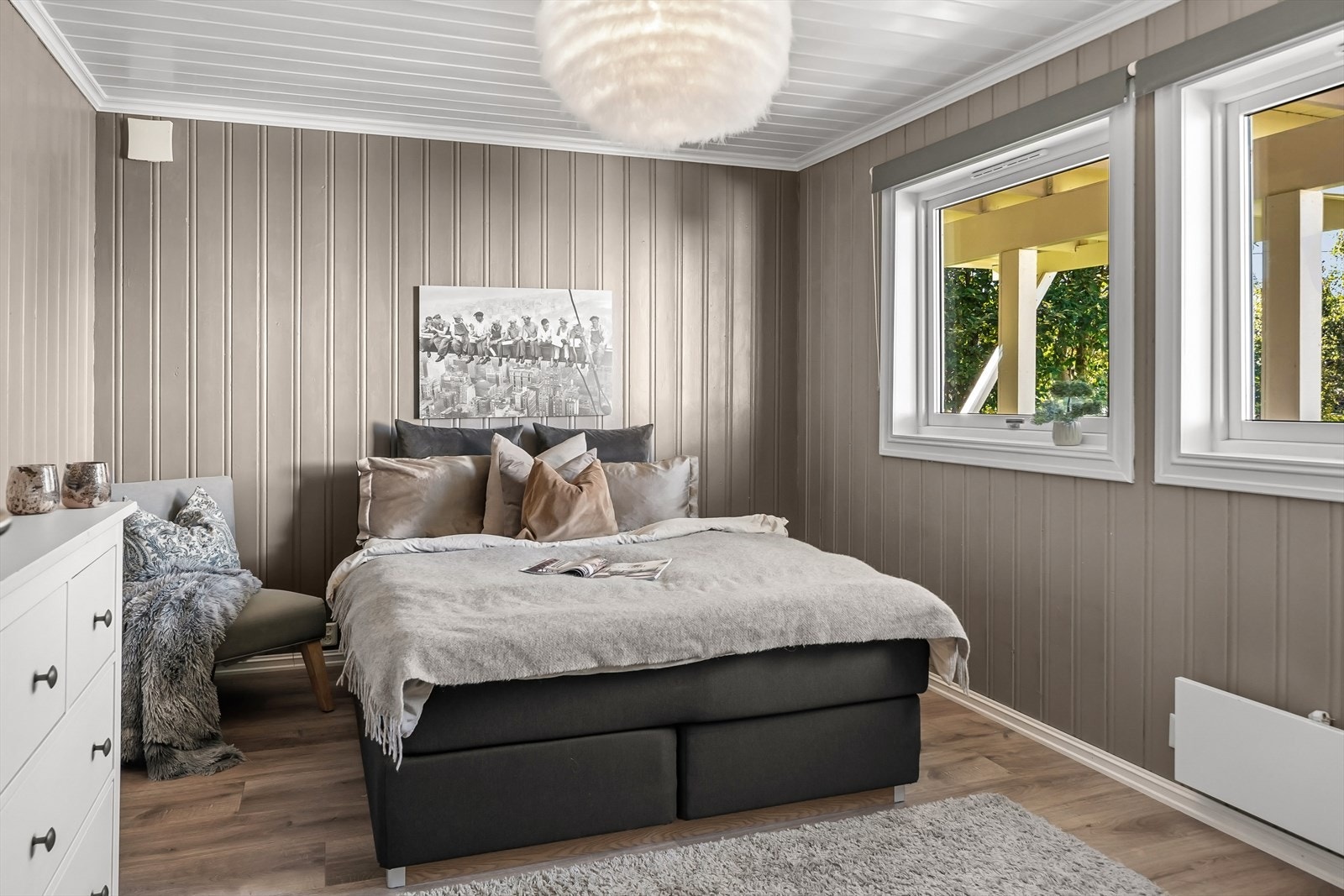 Plass til stor seng og garderobeløsning Galleribilde