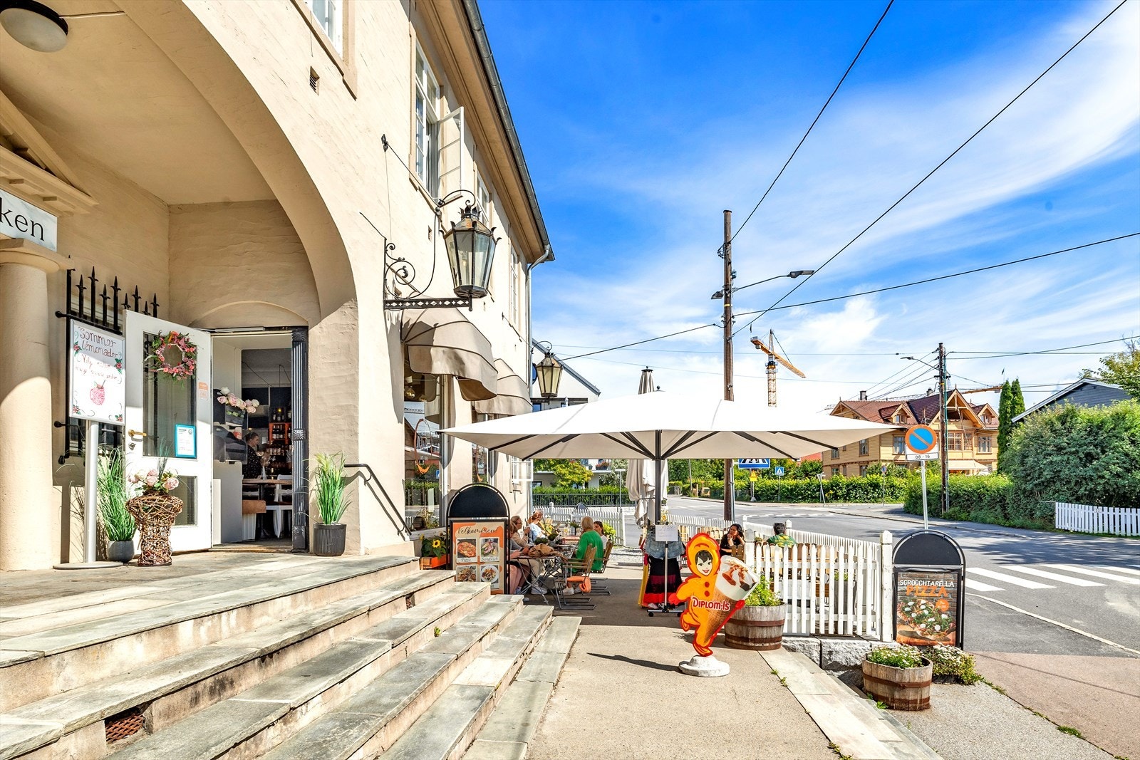 Nærområdet har et bredt utvalg av caféer og spisesteder Galleribilde