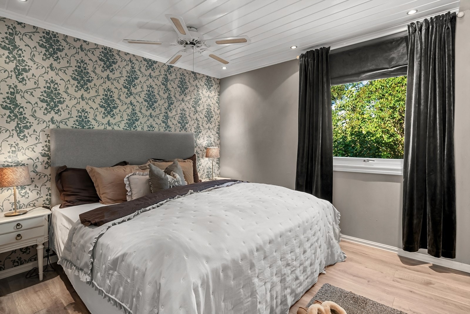 Det er god plass til dobbeltseng og nattbord Galleribilde