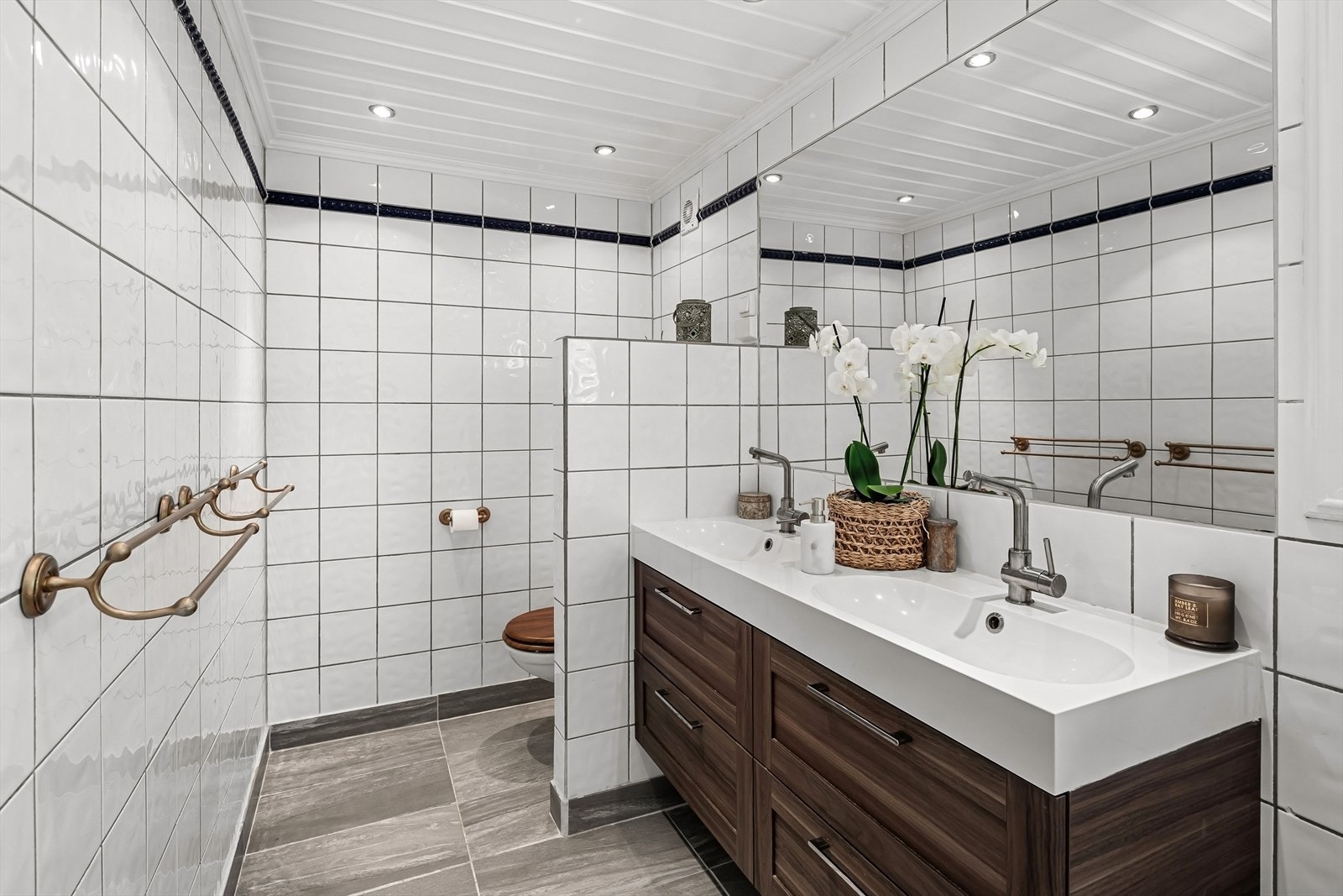 Badet er tilknyttet soverommet via en mellomgang Galleribilde