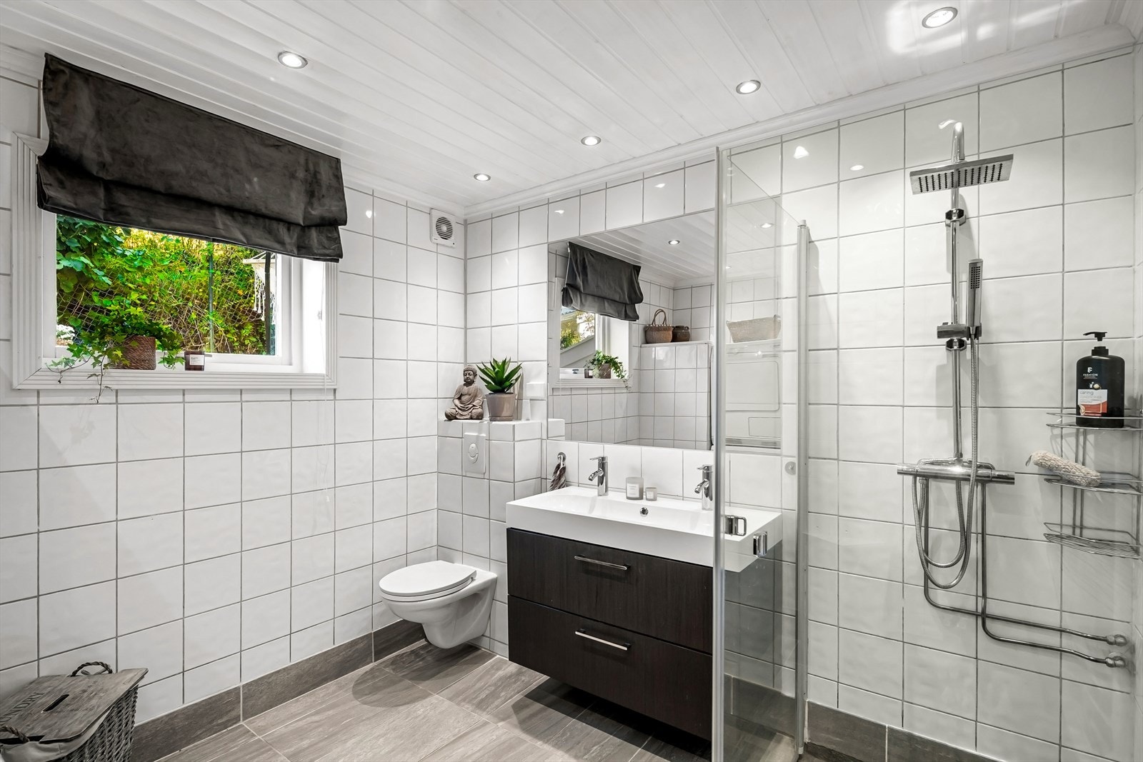 Romslig bad/vaskerom i u.etg., dette ble oppgradert i 2015 Galleribilde