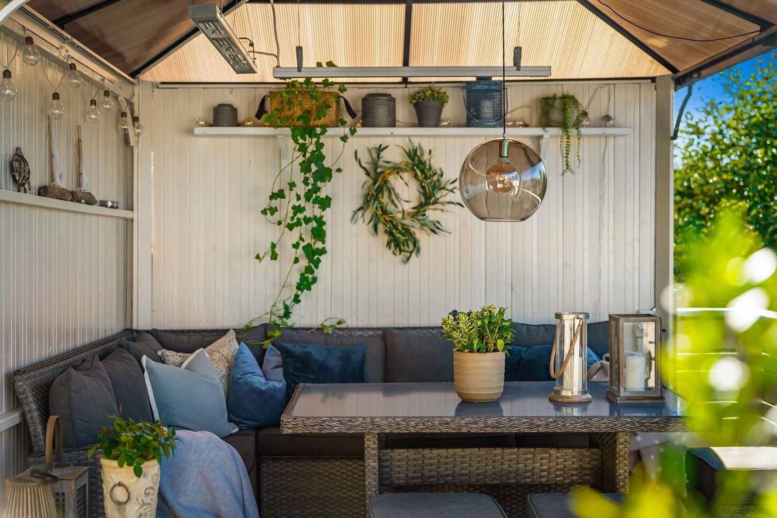 Med så romslig uteplass får du plass til flere sosiale soner Galleribilde