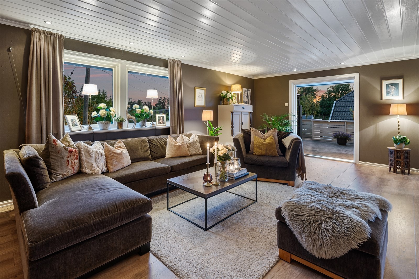 Stuen er av god størrelse med god plass til sofagruppe med tilhørende møblement Galleribilde