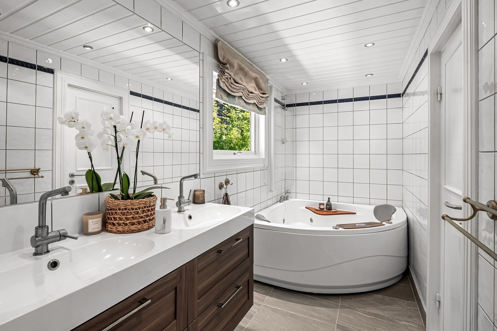 Her har du boblebad, dusj, dobbel servant og toalett Galleribilde