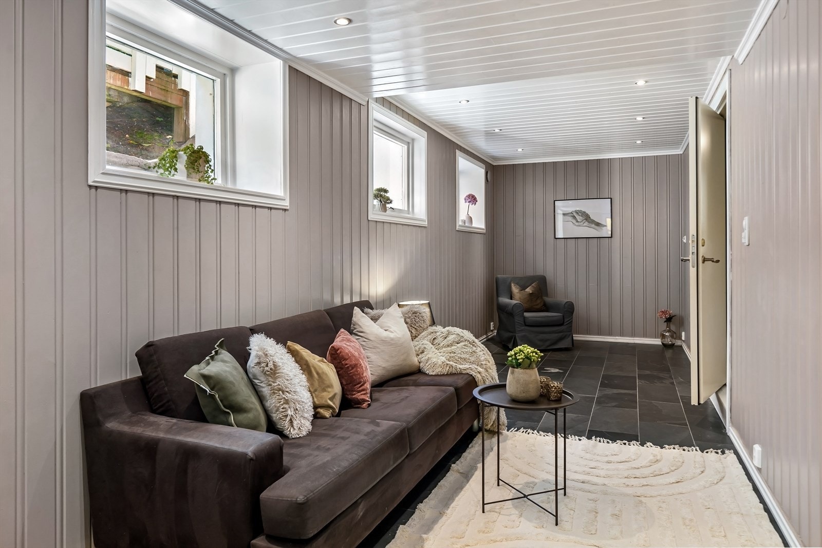 Kjellerstuen er utgravd i senere tid, her er det ekstra lydisolasjon i taket så her kan det herjes uten å forstyrre resten av huset. Rommet ble sist oppgradert i 2015. Galleribilde