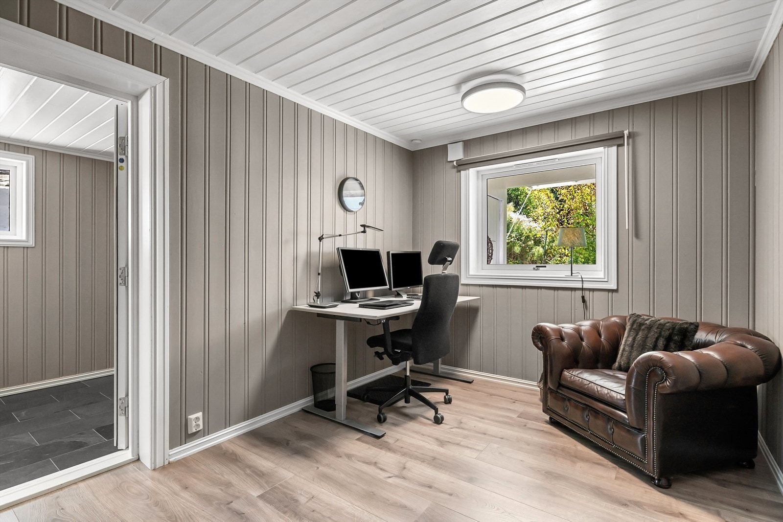 Det siste soverommet i u.etg benyttes idag som kontor/hobbyrom Galleribilde