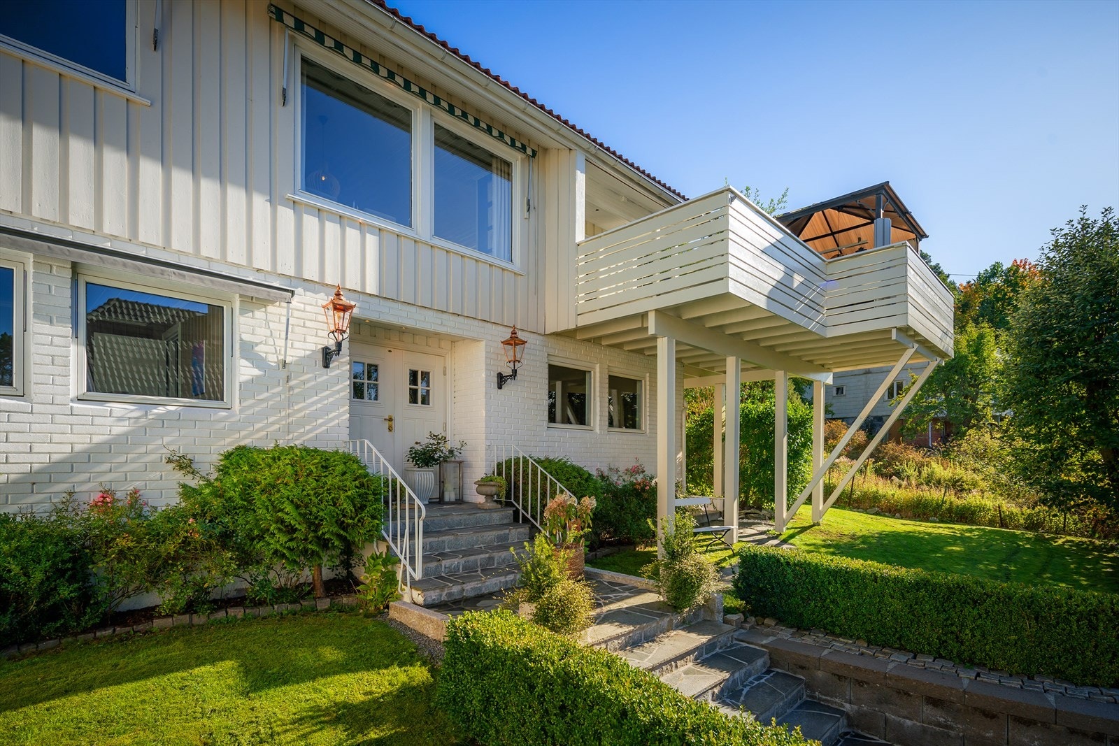 Fra skiferbelagt trapp kommer du opp til tofløyet entrédør. Galleribilde