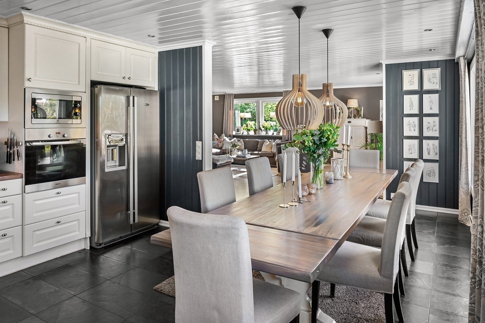 Kjøkkenet har integrerte hvitevarer som platetopp, stekeovn, mikroovn, oppvaskmaskin og frittstående kjøl-/ fryseskap Galleribilde